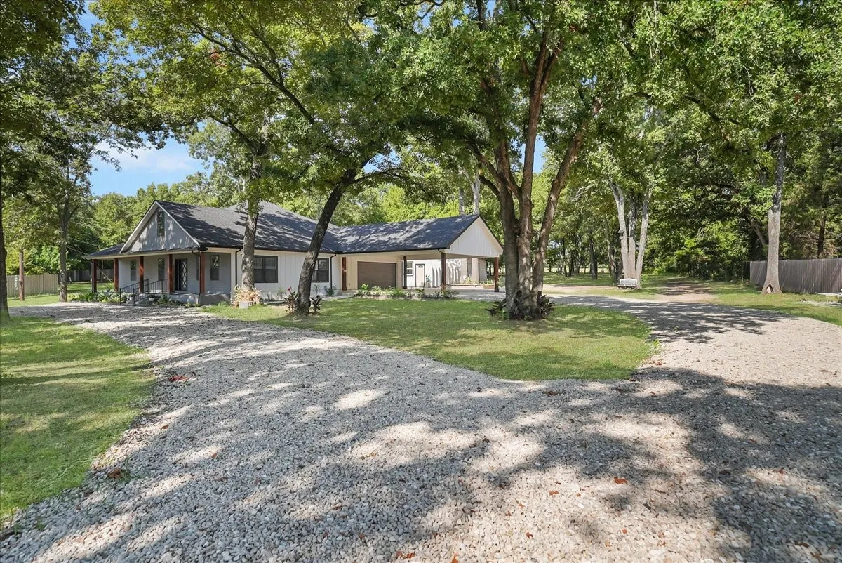Single Family Residence For Sale in Henderson County , 5902 Fm 2494, Athens, Texas 75751, 5 Bedroom, 5 Bathroom, 2 Garage spaces, 2,399 Sqft, built in 1999, mls#21355463, Real Estate Agent in Athens, Homes For Sale in Henderson county, Homes For Sale in Athens, Realtor in Athens Texas, Real Estate Brokerage Independent Realty Texas, Luminita Cordes Realtor