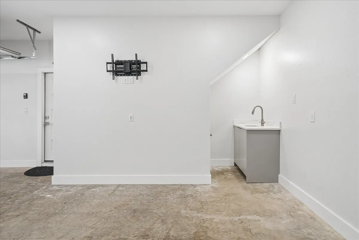 Single Family Residence For Sale in Henderson County , 5902 Fm 2494, Athens, Texas 75751, 5 Bedroom, 5 Bathroom, 2 Garage spaces, 2,399 Sqft, built in 1999, mls#21355463, Real Estate Agent in Athens, Homes For Sale in Henderson county, Homes For Sale in Athens, Realtor in Athens Texas, Real Estate Brokerage Independent Realty Texas, Luminita Cordes Realtor