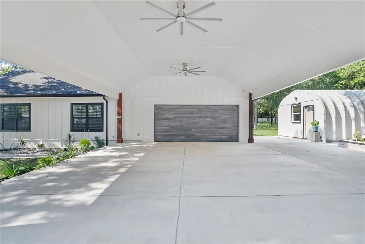 Single Family Residence For Sale in Henderson County , 5902 Fm 2494, Athens, Texas 75751, 5 Bedroom, 5 Bathroom, 2 Garage spaces, 2,399 Sqft, built in 1999, mls#21355463, Real Estate Agent in Athens, Homes For Sale in Henderson county, Homes For Sale in Athens, Realtor in Athens Texas, Real Estate Brokerage Independent Realty Texas, Luminita Cordes Realtor