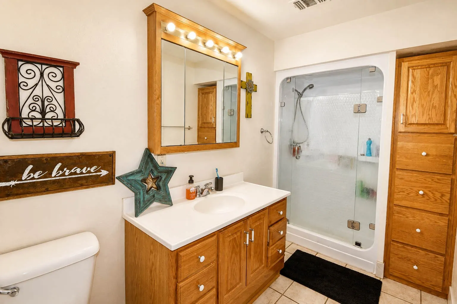 Single Family Residence For Sale in Mc Culloch County , 1900 S Walnut Street, Brady, Texas 76825, 3 Bedroom, 2 Bathroom, 2 Garage spaces, 2,020 Sqft, built in 1950, Price $229,000, mls#21358363, Real Estate Agent in Brady, Homes For Sale in Mc Culloch county, Homes For Sale in Brady, Realtor in Brady Texas, Real Estate Brokerage Independent Realty Texas, Luminita Cordes Realtor