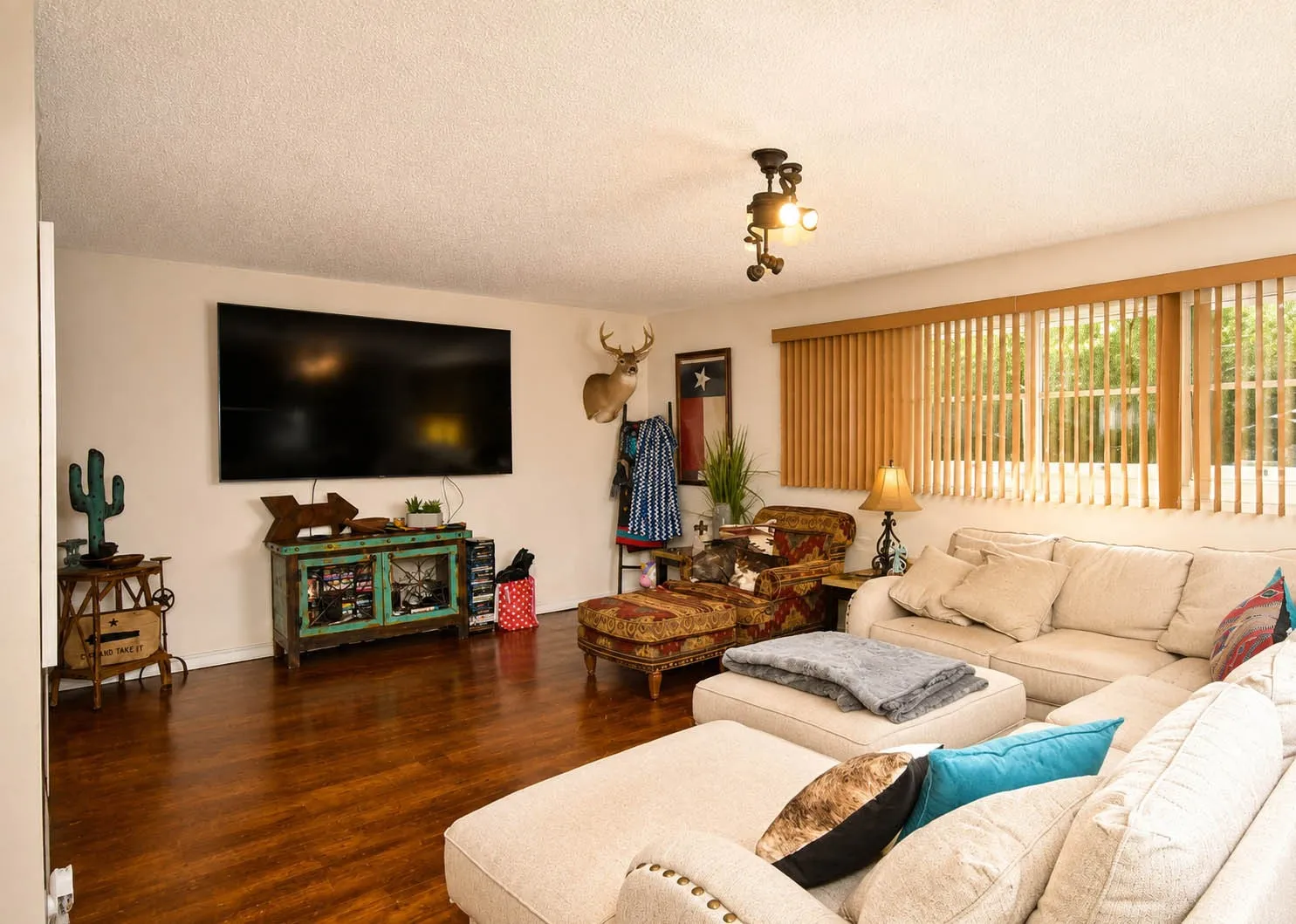 Single Family Residence For Sale in Mc Culloch County , 1900 S Walnut Street, Brady, Texas 76825, 3 Bedroom, 2 Bathroom, 2 Garage spaces, 2,020 Sqft, built in 1950, Price $229,000, mls#21358363, Real Estate Agent in Brady, Homes For Sale in Mc Culloch county, Homes For Sale in Brady, Realtor in Brady Texas, Real Estate Brokerage Independent Realty Texas, Luminita Cordes Realtor
