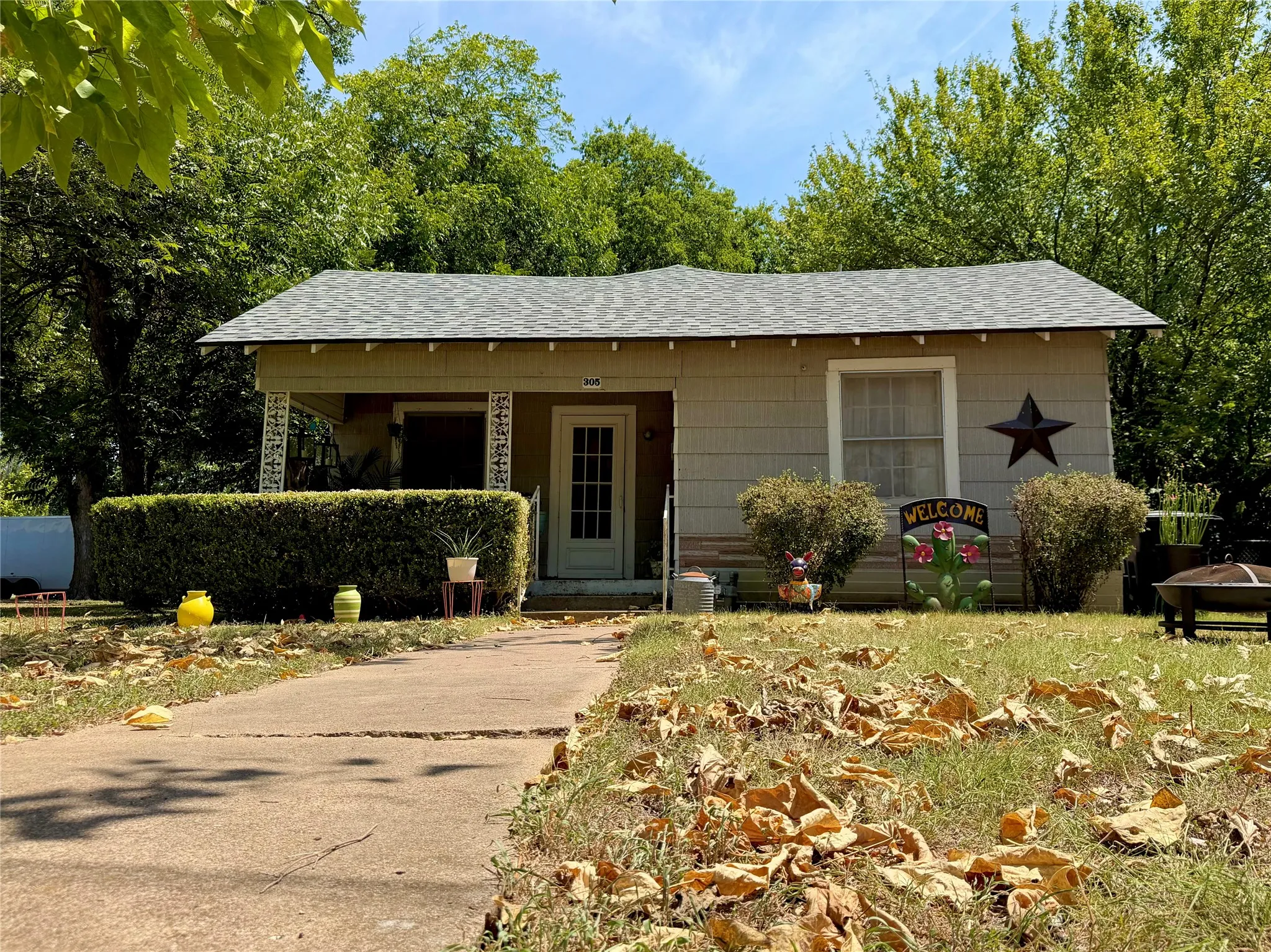Single Family Residence For Sale in Johnson County , 305 Williams Avenue, Cleburne, Texas 76033, 3 Bedroom, 1 Bathroom, Garage spaces, 1,106 Sqft, built in 1940, mls#21358369, Real Estate Agent in Cleburne, Homes For Sale in Johnson county, Homes For Sale in Cleburne, Realtor in Cleburne Texas, Real Estate Brokerage Independent Realty Texas, Luminita Cordes Realtor