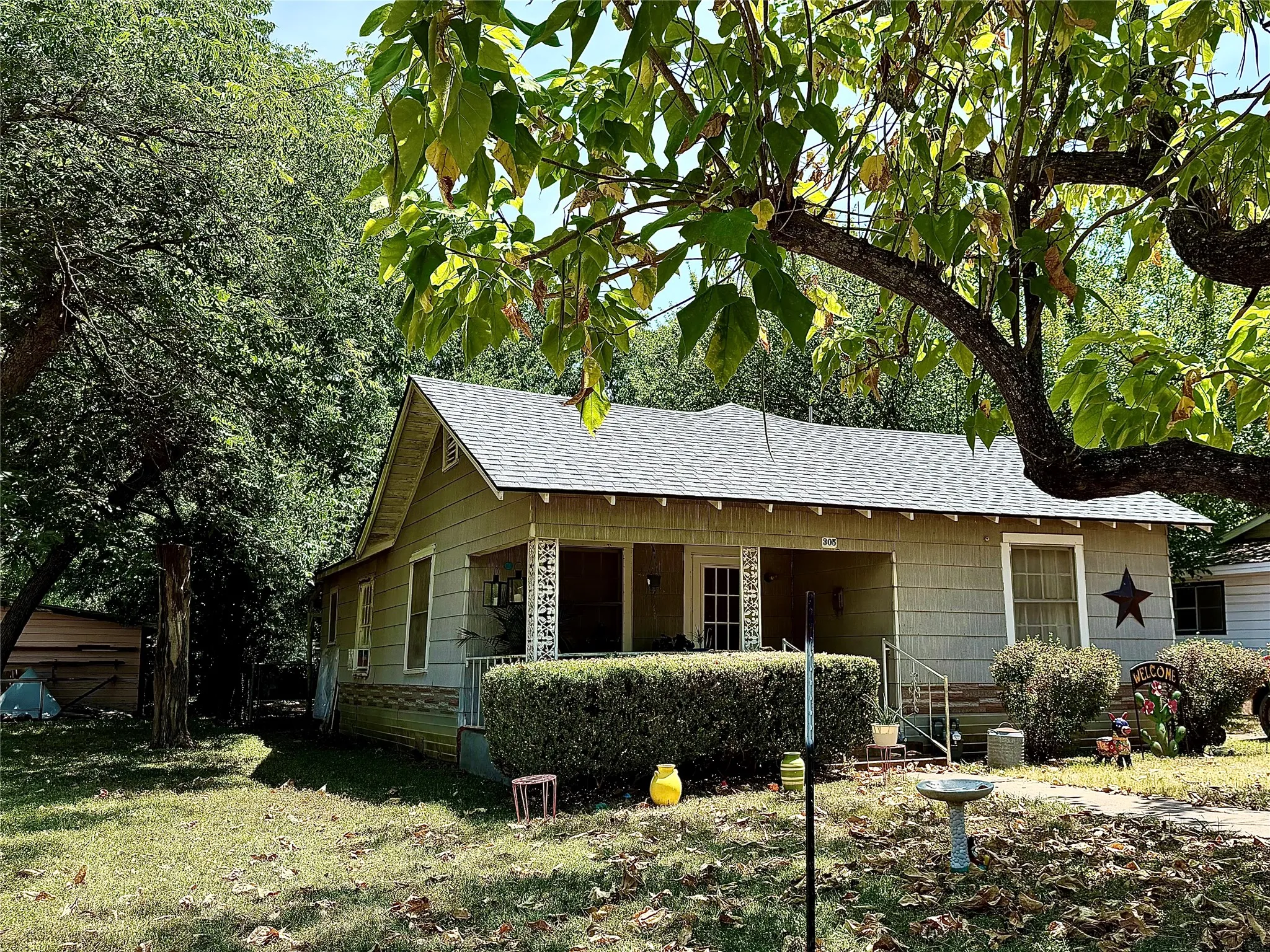 Single Family Residence For Sale in Johnson County , 305 Williams Avenue, Cleburne, Texas 76033, 3 Bedroom, 1 Bathroom, Garage spaces, 1,106 Sqft, built in 1940, mls#21358369, Real Estate Agent in Cleburne, Homes For Sale in Johnson county, Homes For Sale in Cleburne, Realtor in Cleburne Texas, Real Estate Brokerage Independent Realty Texas, Luminita Cordes Realtor