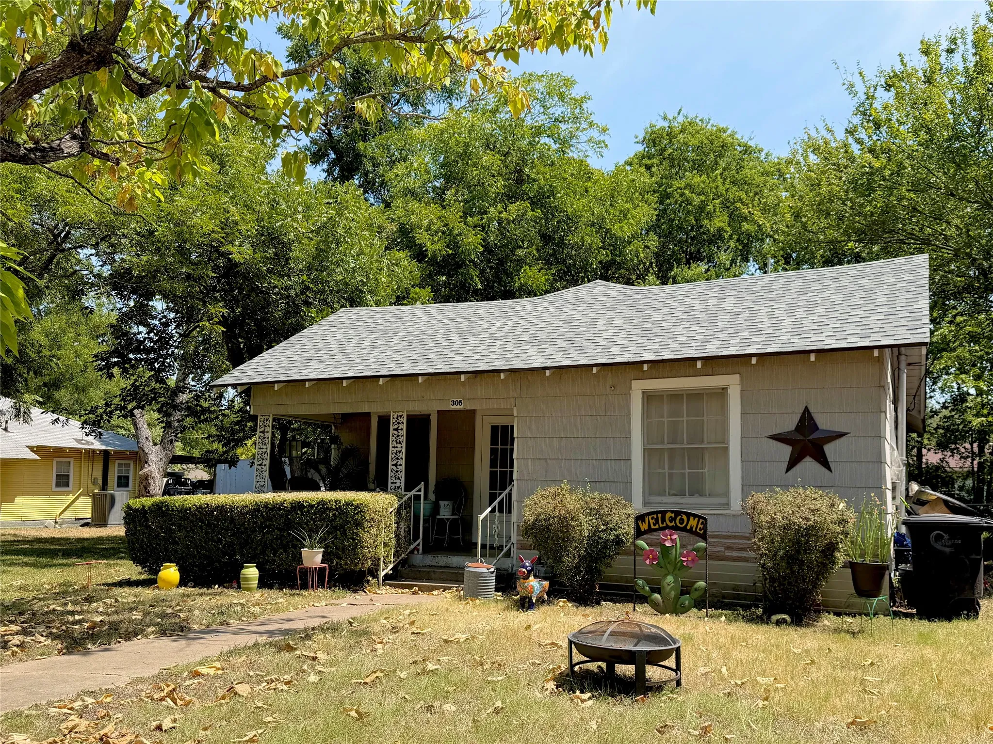 Single Family Residence For Sale in Johnson County , 305 Williams Avenue, Cleburne, Texas 76033, 3 Bedroom, 1 Bathroom, Garage spaces, 1,106 Sqft, built in 1940, mls#21358369, Real Estate Agent in Cleburne, Homes For Sale in Johnson county, Homes For Sale in Cleburne, Realtor in Cleburne Texas, Real Estate Brokerage Independent Realty Texas, Luminita Cordes Realtor