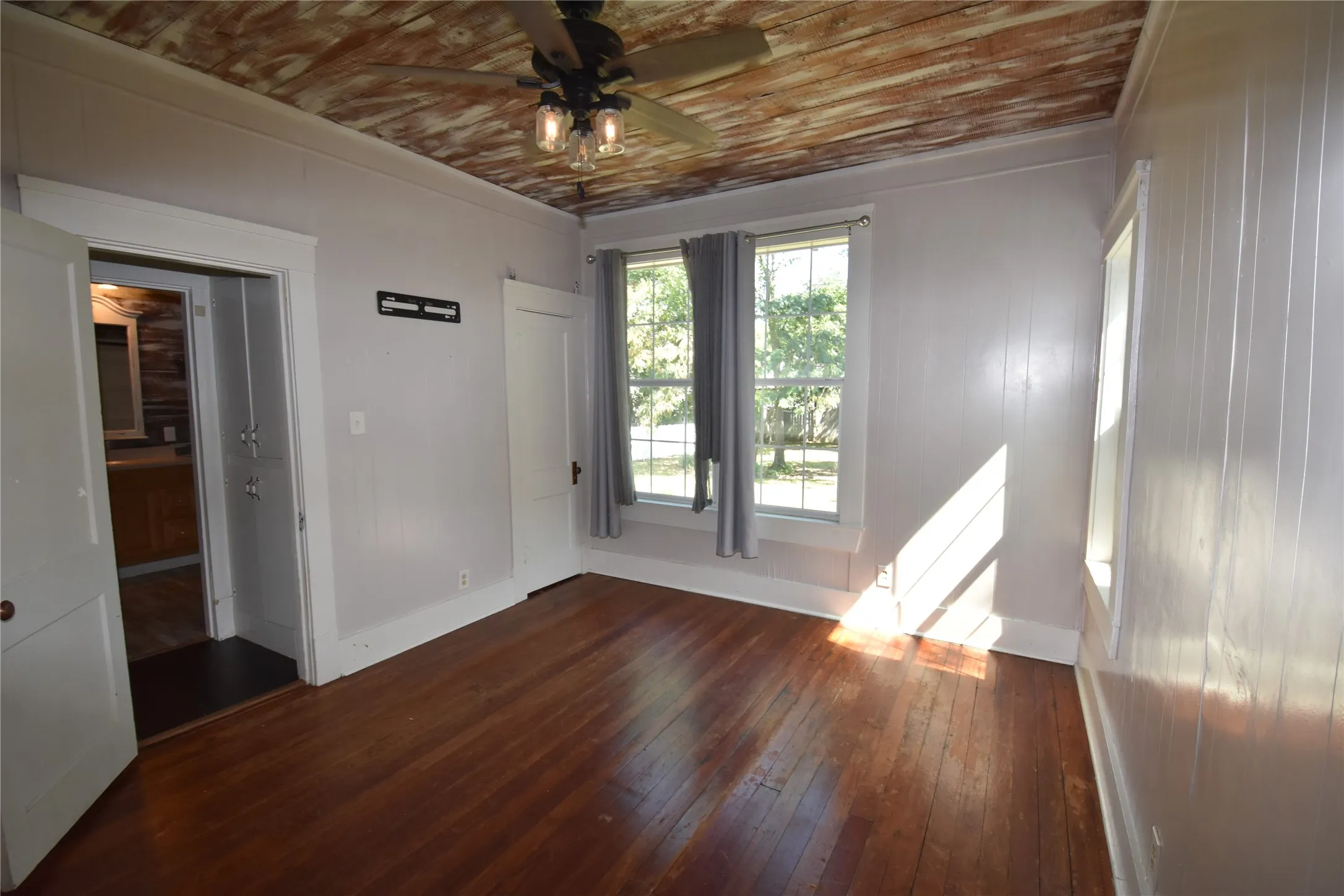 Single Family Residence For Sale in Fannin County , 215 E 11th Street, Bonham, Texas 75418, 3 Bedroom, 2 Bathroom, Garage spaces, 1,648 Sqft, built in 1900, mls#21358255, Real Estate Agent in Bonham, Homes For Sale in Fannin county, Homes For Sale in Bonham, Realtor in Bonham Texas, Real Estate Brokerage Independent Realty Texas, Luminita Cordes Realtor