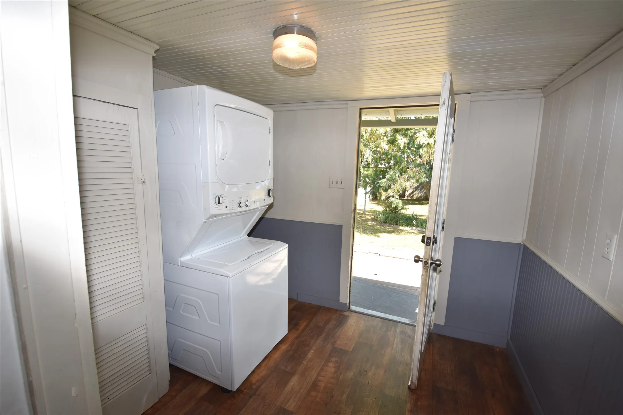 Single Family Residence For Sale in Fannin County , 215 E 11th Street, Bonham, Texas 75418, 3 Bedroom, 2 Bathroom, Garage spaces, 1,648 Sqft, built in 1900, mls#21358255, Real Estate Agent in Bonham, Homes For Sale in Fannin county, Homes For Sale in Bonham, Realtor in Bonham Texas, Real Estate Brokerage Independent Realty Texas, Luminita Cordes Realtor