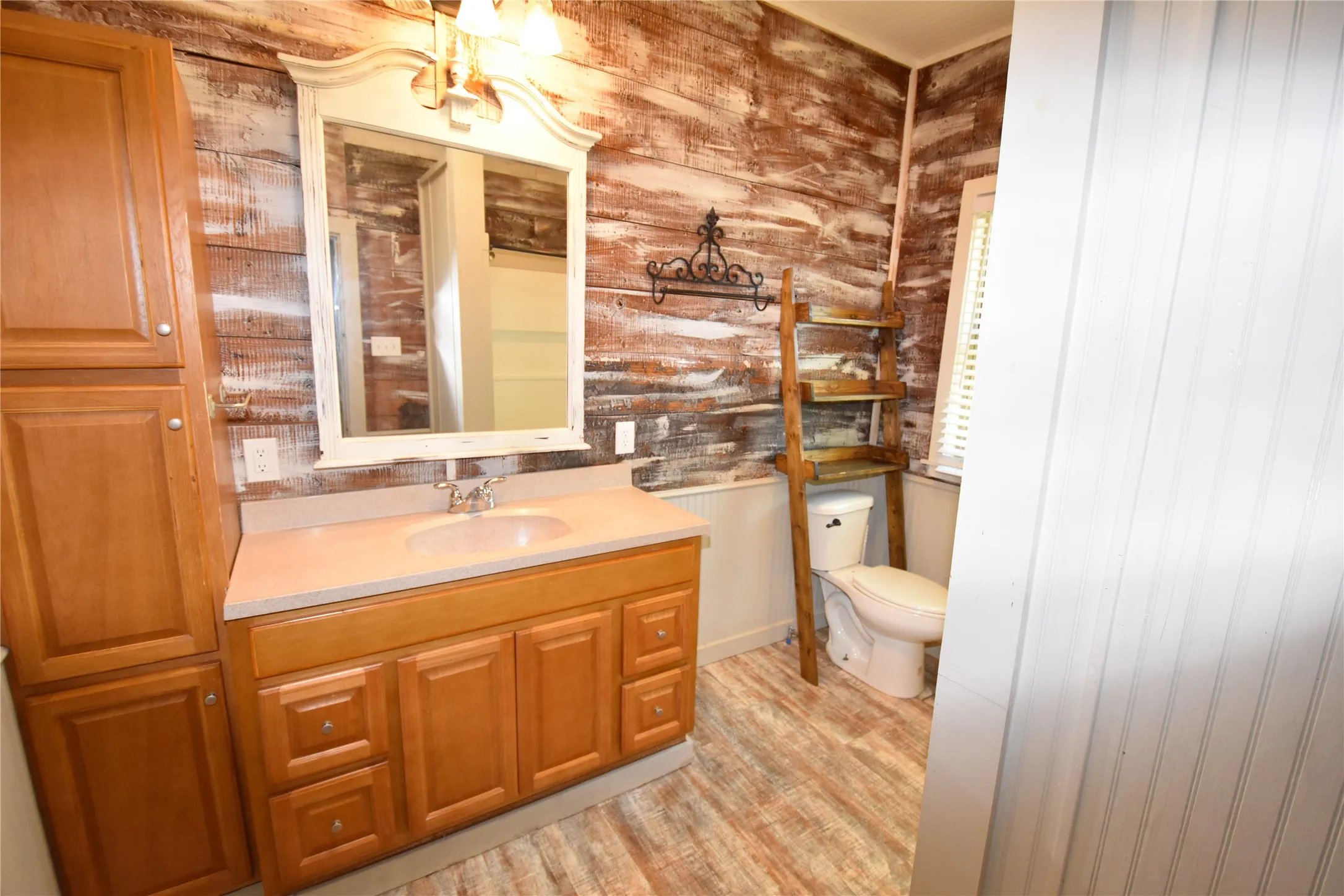 Single Family Residence For Sale in Fannin County , 215 E 11th Street, Bonham, Texas 75418, 3 Bedroom, 2 Bathroom, Garage spaces, 1,648 Sqft, built in 1900, mls#21358255, Real Estate Agent in Bonham, Homes For Sale in Fannin county, Homes For Sale in Bonham, Realtor in Bonham Texas, Real Estate Brokerage Independent Realty Texas, Luminita Cordes Realtor