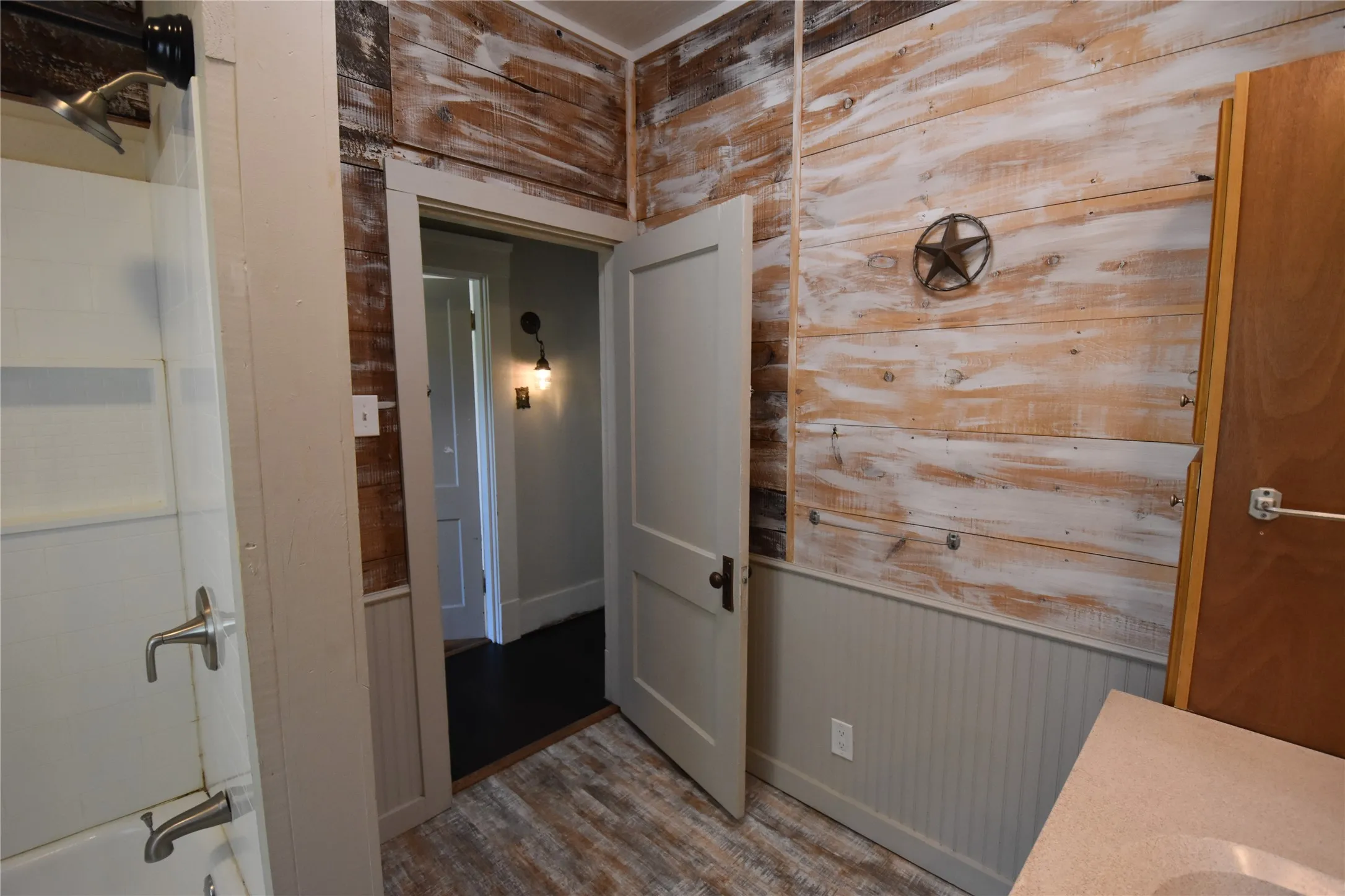 Single Family Residence For Sale in Fannin County , 215 E 11th Street, Bonham, Texas 75418, 3 Bedroom, 2 Bathroom, Garage spaces, 1,648 Sqft, built in 1900, mls#21358255, Real Estate Agent in Bonham, Homes For Sale in Fannin county, Homes For Sale in Bonham, Realtor in Bonham Texas, Real Estate Brokerage Independent Realty Texas, Luminita Cordes Realtor