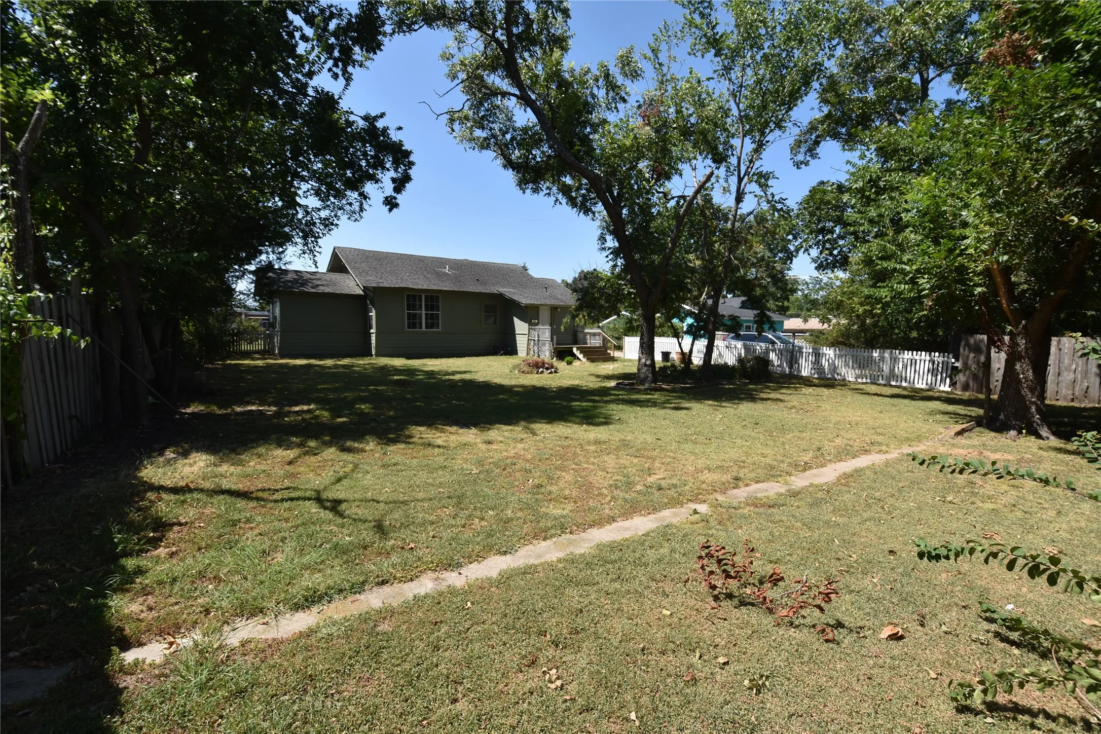 Single Family Residence For Sale in Fannin County , 215 E 11th Street, Bonham, Texas 75418, 3 Bedroom, 2 Bathroom, Garage spaces, 1,648 Sqft, built in 1900, mls#21358255, Real Estate Agent in Bonham, Homes For Sale in Fannin county, Homes For Sale in Bonham, Realtor in Bonham Texas, Real Estate Brokerage Independent Realty Texas, Luminita Cordes Realtor