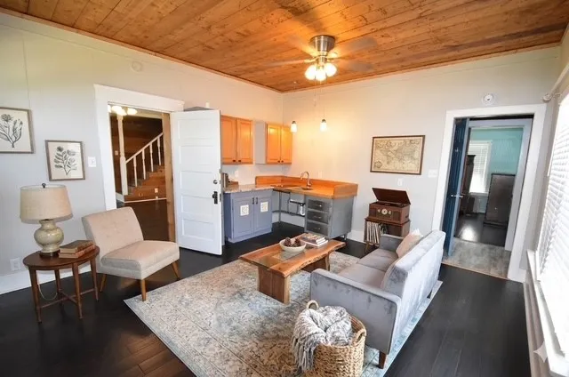 Single Family Residence For Sale in Fannin County , 215 E 11th Street, Bonham, Texas 75418, 3 Bedroom, 2 Bathroom, Garage spaces, 1,648 Sqft, built in 1900, mls#21358255, Real Estate Agent in Bonham, Homes For Sale in Fannin county, Homes For Sale in Bonham, Realtor in Bonham Texas, Real Estate Brokerage Independent Realty Texas, Luminita Cordes Realtor