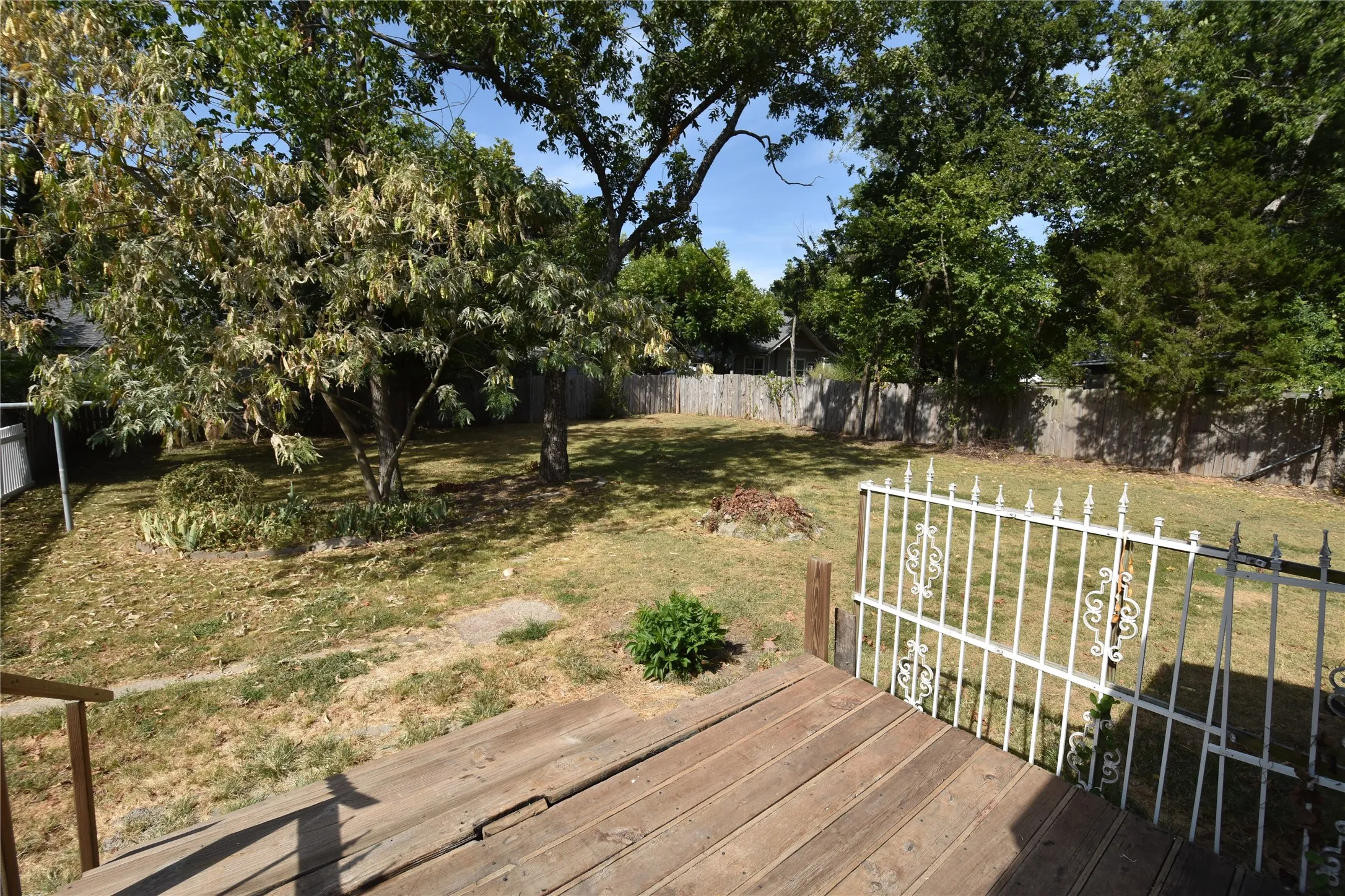 Single Family Residence For Sale in Fannin County , 215 E 11th Street, Bonham, Texas 75418, 3 Bedroom, 2 Bathroom, Garage spaces, 1,648 Sqft, built in 1900, mls#21358255, Real Estate Agent in Bonham, Homes For Sale in Fannin county, Homes For Sale in Bonham, Realtor in Bonham Texas, Real Estate Brokerage Independent Realty Texas, Luminita Cordes Realtor