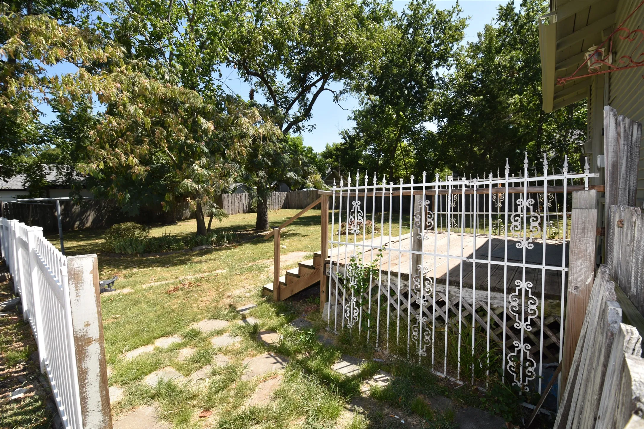 Single Family Residence For Sale in Fannin County , 215 E 11th Street, Bonham, Texas 75418, 3 Bedroom, 2 Bathroom, Garage spaces, 1,648 Sqft, built in 1900, mls#21358255, Real Estate Agent in Bonham, Homes For Sale in Fannin county, Homes For Sale in Bonham, Realtor in Bonham Texas, Real Estate Brokerage Independent Realty Texas, Luminita Cordes Realtor