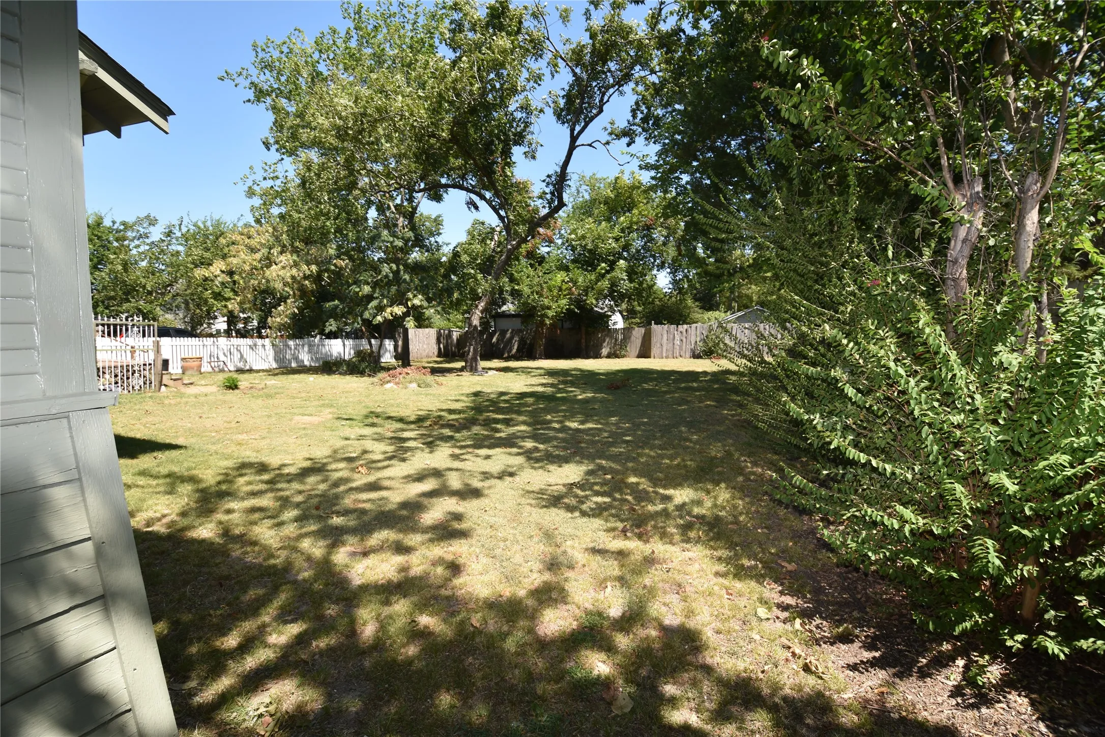 Single Family Residence For Sale in Fannin County , 215 E 11th Street, Bonham, Texas 75418, 3 Bedroom, 2 Bathroom, Garage spaces, 1,648 Sqft, built in 1900, mls#21358255, Real Estate Agent in Bonham, Homes For Sale in Fannin county, Homes For Sale in Bonham, Realtor in Bonham Texas, Real Estate Brokerage Independent Realty Texas, Luminita Cordes Realtor