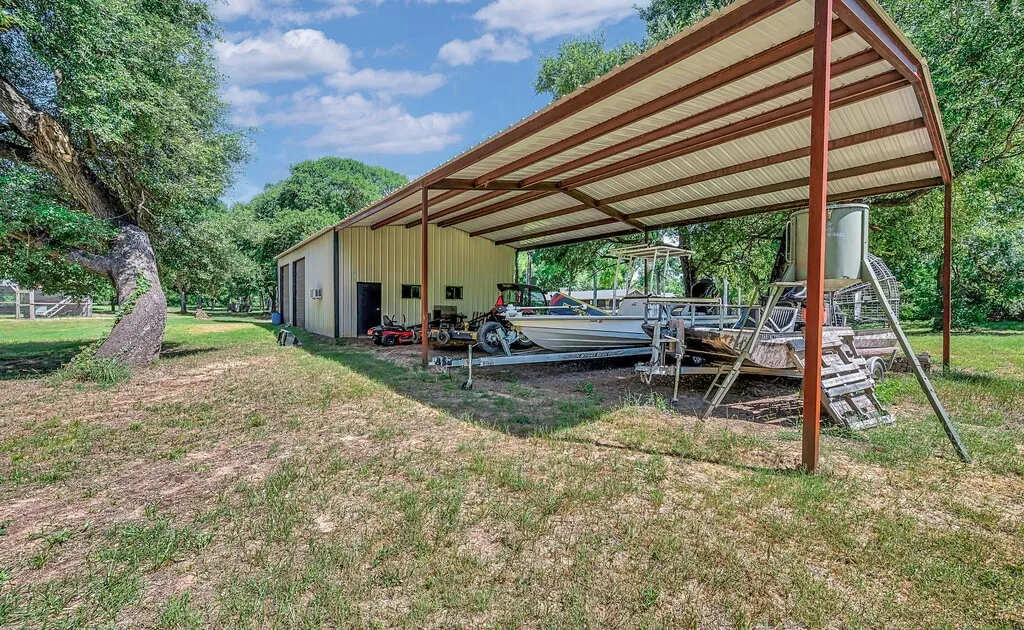 Single Family Residence For Sale in Bosque County , 232 PR 3666, China Spring, Texas 76633, 5 Bedroom, 4 Bathroom, Garage spaces, 3,577 Sqft, built in 1960, mls#21346565, Real Estate Agent in China Spring, Homes For Sale in Bosque county, Homes For Sale in China Spring, Realtor in China Spring Texas, Real Estate Brokerage Independent Realty Texas, Luminita Cordes Realtor