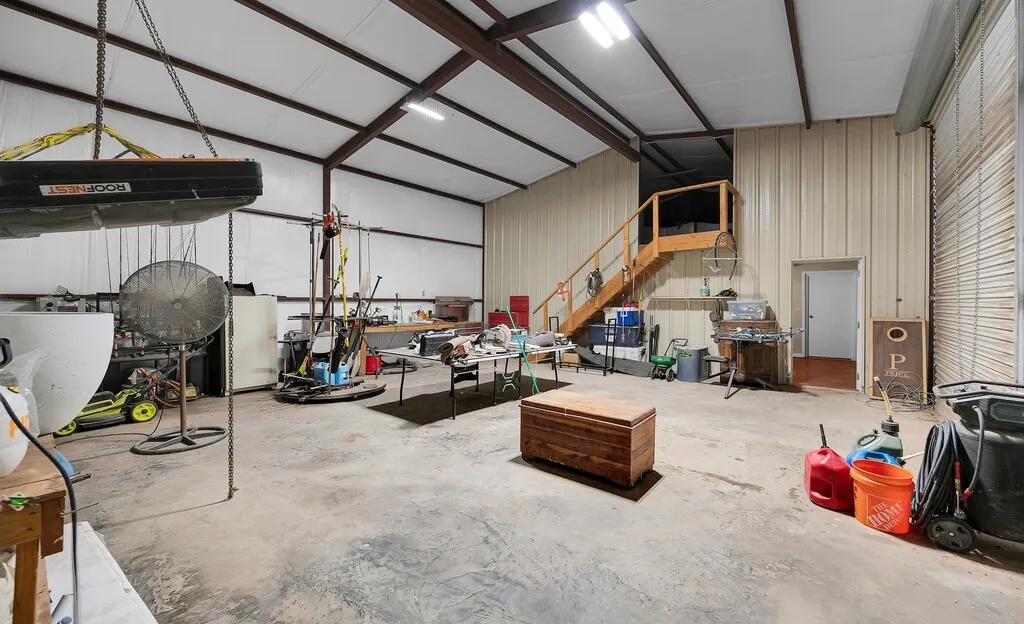 Single Family Residence For Sale in Bosque County , 232 PR 3666, China Spring, Texas 76633, 5 Bedroom, 4 Bathroom, Garage spaces, 3,577 Sqft, built in 1960, mls#21346565, Real Estate Agent in China Spring, Homes For Sale in Bosque county, Homes For Sale in China Spring, Realtor in China Spring Texas, Real Estate Brokerage Independent Realty Texas, Luminita Cordes Realtor