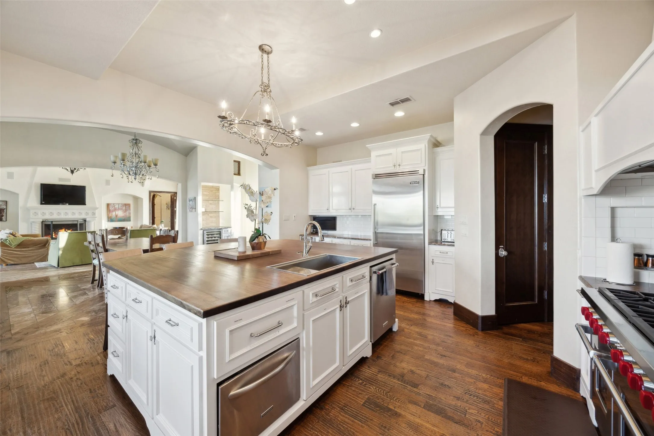 Single Family Residence For Sale in Parker County , 4473 Kelly Road, Aledo, Texas 76008, 5 Bedroom, 5 Bathroom, 3 Garage spaces, 4,763 Sqft, built in 2011, mls#21351122, Real Estate Agent in Aledo, Homes For Sale in Parker county, Homes For Sale in Aledo, Realtor in Aledo Texas, Real Estate Brokerage Independent Realty Texas, Luminita Cordes Realtor