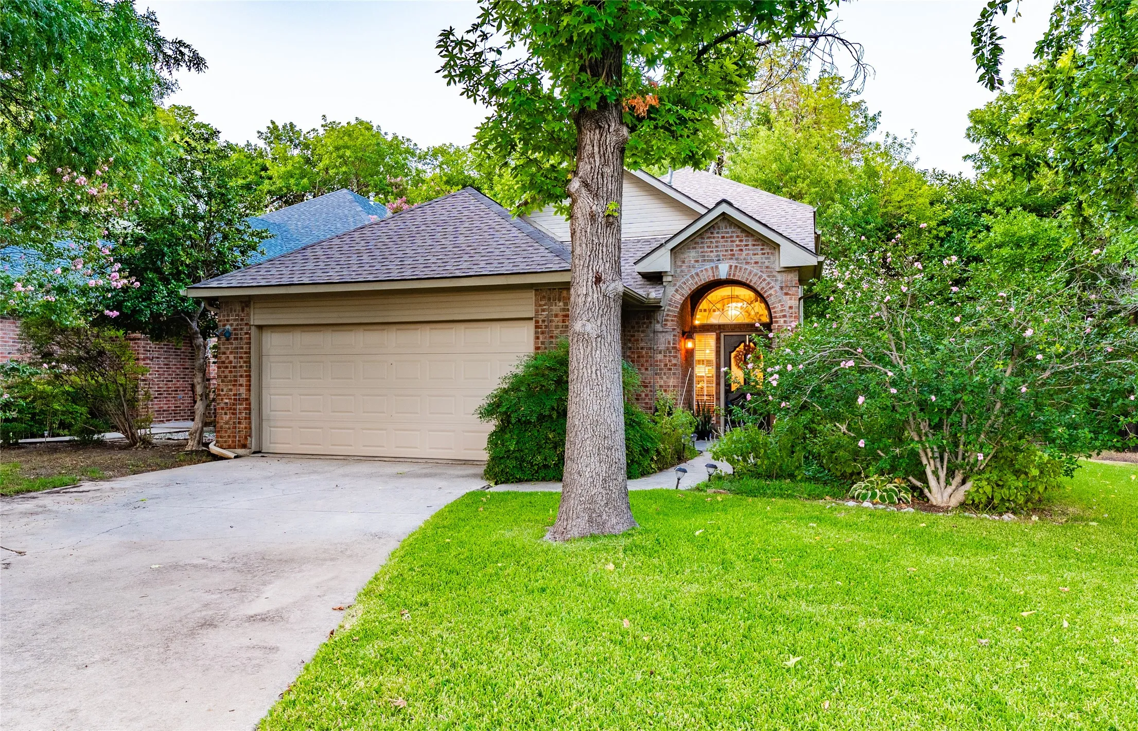 Single Family Residence For Sale in Collin County , 3001 Brookshire Drive, Plano, Texas 75075, 3 Bedroom, 3 Bathroom, 2 Garage spaces, 1,942 Sqft, built in 1990, mls#21356509, Real Estate Agent in Plano, Homes For Sale in Collin county, Homes For Sale in Plano, Realtor in Plano Texas, Real Estate Brokerage Independent Realty Texas, Luminita Cordes Realtor