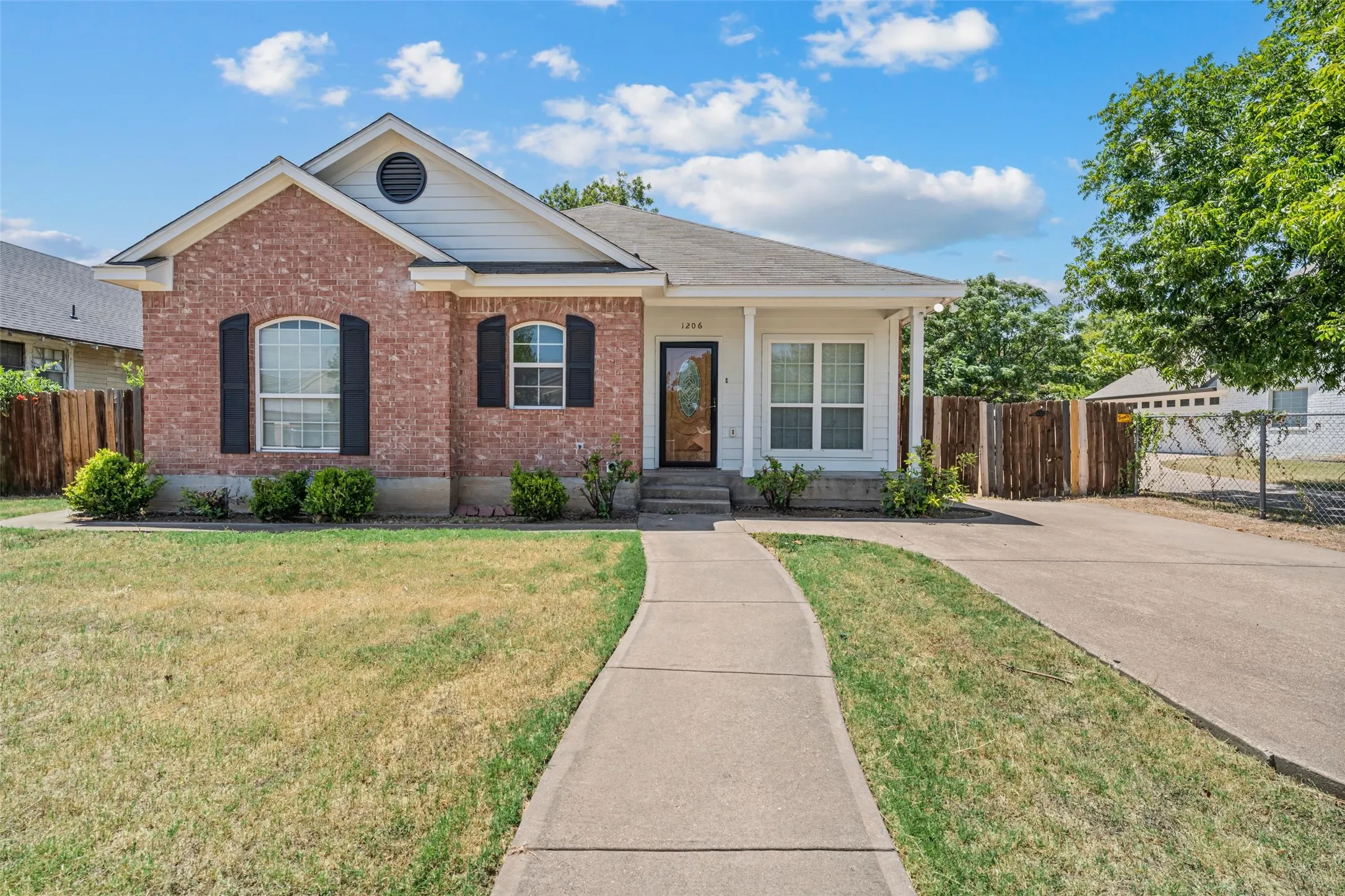 Single Family Residence For Sale in Mc Lennan County , 1206 N 15th Street, Waco, Texas 76707, 3 Bedroom, 2 Bathroom, 2 Garage spaces, 1,478 Sqft, built in 2007, mls#21357928, Real Estate Agent in Waco, Homes For Sale in Mc Lennan county, Homes For Sale in Waco, Realtor in Waco Texas, Real Estate Brokerage Independent Realty Texas, Luminita Cordes Realtor