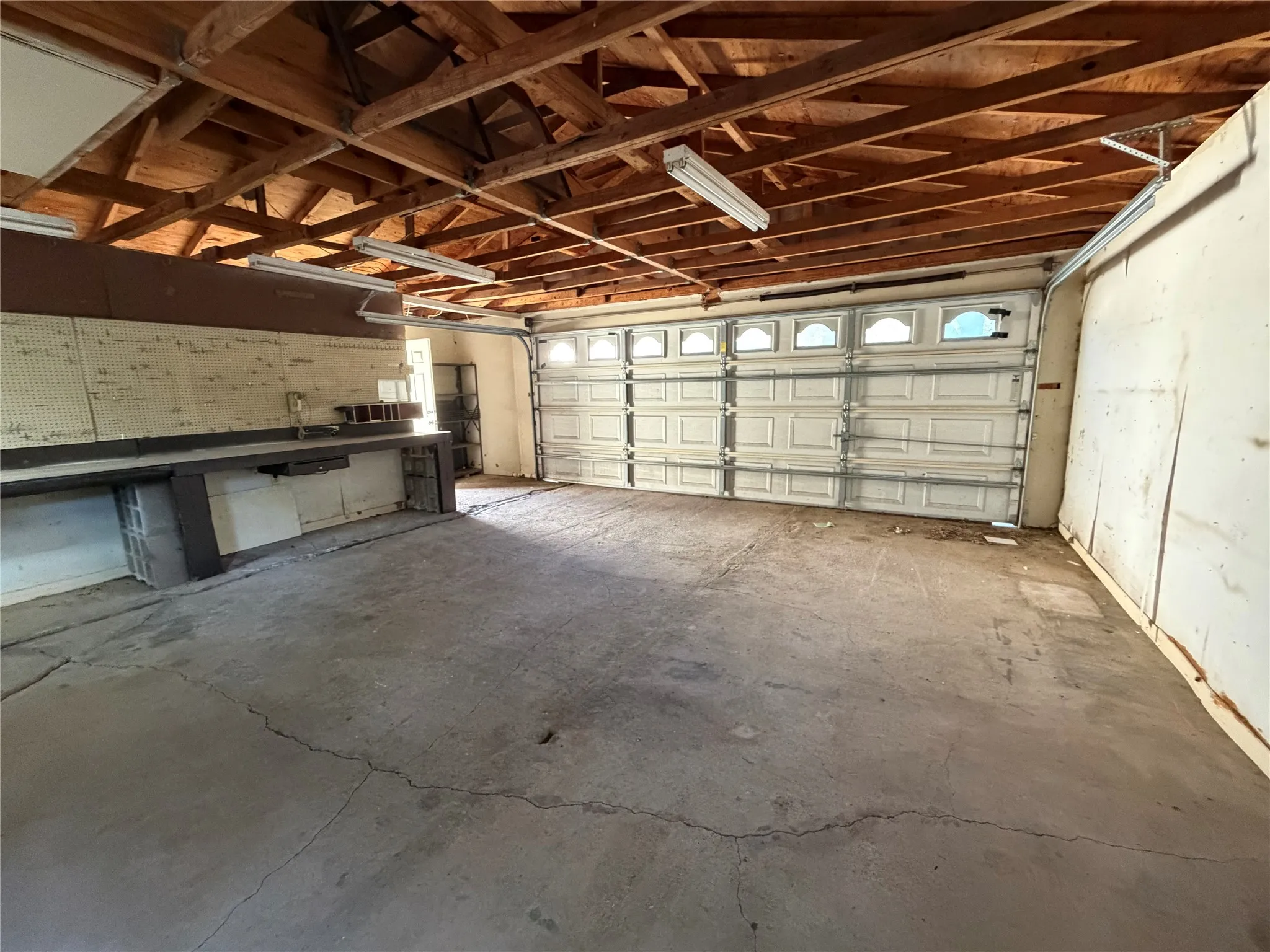 Single Family Residence For Sale in Johnson County , 2512 Timber Road, Burleson, Texas 76028, 3 Bedroom, 2 Bathroom, 2 Garage spaces, 1,860 Sqft, built in 1970, mls#21358279, Real Estate Agent in Burleson, Homes For Sale in Johnson county, Homes For Sale in Burleson, Realtor in Burleson Texas, Real Estate Brokerage Independent Realty Texas, Luminita Cordes Realtor