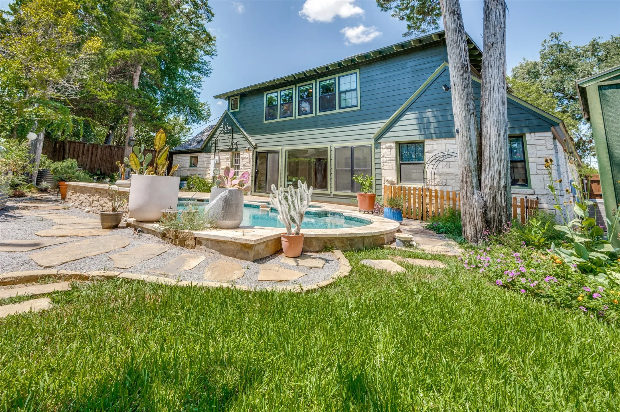Single Family Residence For Sale in Dallas County , 1420 Junior Drive, Dallas, Texas 75208, 3 Bedroom, 2 Bathroom, 1 Garage spaces, 2,639 Sqft, built in 1938, mls#21358366, Real Estate Agent in Dallas, Homes For Sale in Dallas county, Homes For Sale in Dallas, Realtor in Dallas Texas, Real Estate Brokerage Independent Realty Texas, Luminita Cordes Realtor