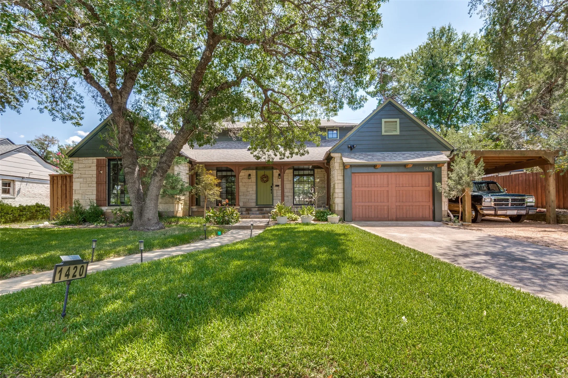 Single Family Residence For Sale in Dallas County , 1420 Junior Drive, Dallas, Texas 75208, 3 Bedroom, 2 Bathroom, 1 Garage spaces, 2,639 Sqft, built in 1938, mls#21358366, Real Estate Agent in Dallas, Homes For Sale in Dallas county, Homes For Sale in Dallas, Realtor in Dallas Texas, Real Estate Brokerage Independent Realty Texas, Luminita Cordes Realtor