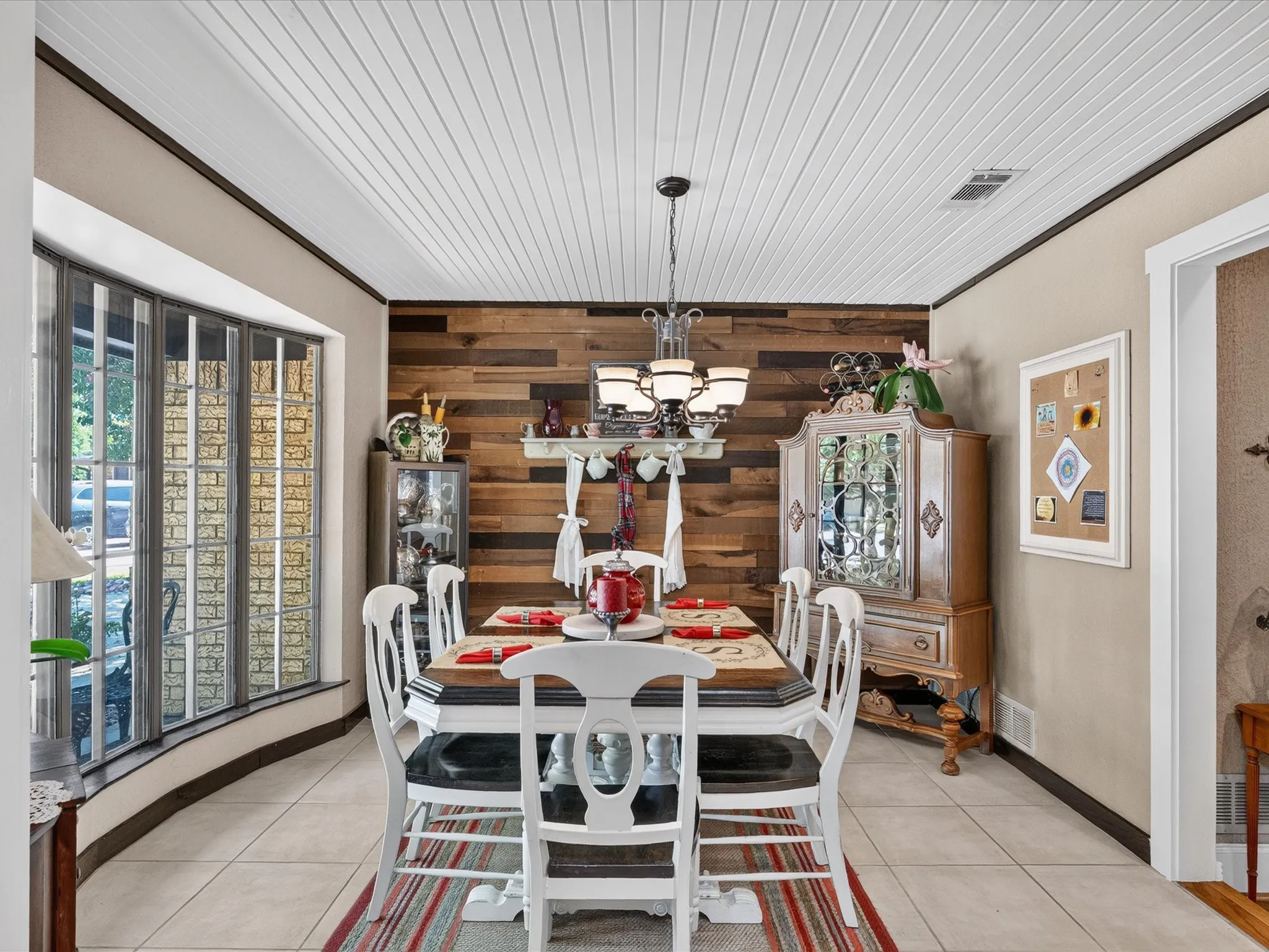 Single Family Residence For Sale in Tarrant County , 2501 New Haven Court, Bedford, Texas 76022, 3 Bedroom, 2 Bathroom, 2 Garage spaces, 1,812 Sqft, built in 1982, mls#21354643, Real Estate Agent in Bedford, Homes For Sale in Tarrant county, Homes For Sale in Bedford, Realtor in Bedford Texas, Real Estate Brokerage Independent Realty Texas, Luminita Cordes Realtor