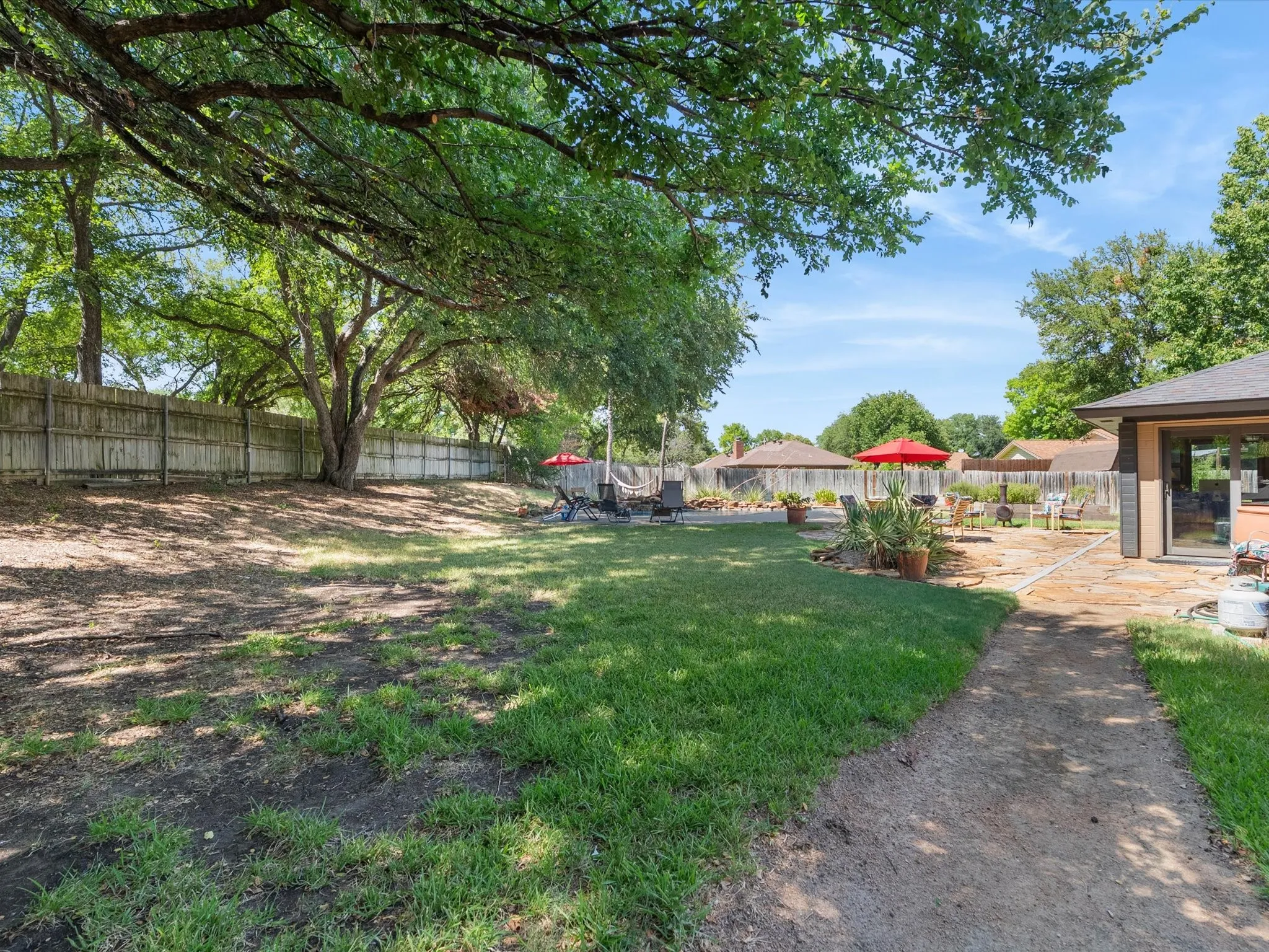 Single Family Residence For Sale in Tarrant County , 2501 New Haven Court, Bedford, Texas 76022, 3 Bedroom, 2 Bathroom, 2 Garage spaces, 1,812 Sqft, built in 1982, mls#21354643, Real Estate Agent in Bedford, Homes For Sale in Tarrant county, Homes For Sale in Bedford, Realtor in Bedford Texas, Real Estate Brokerage Independent Realty Texas, Luminita Cordes Realtor