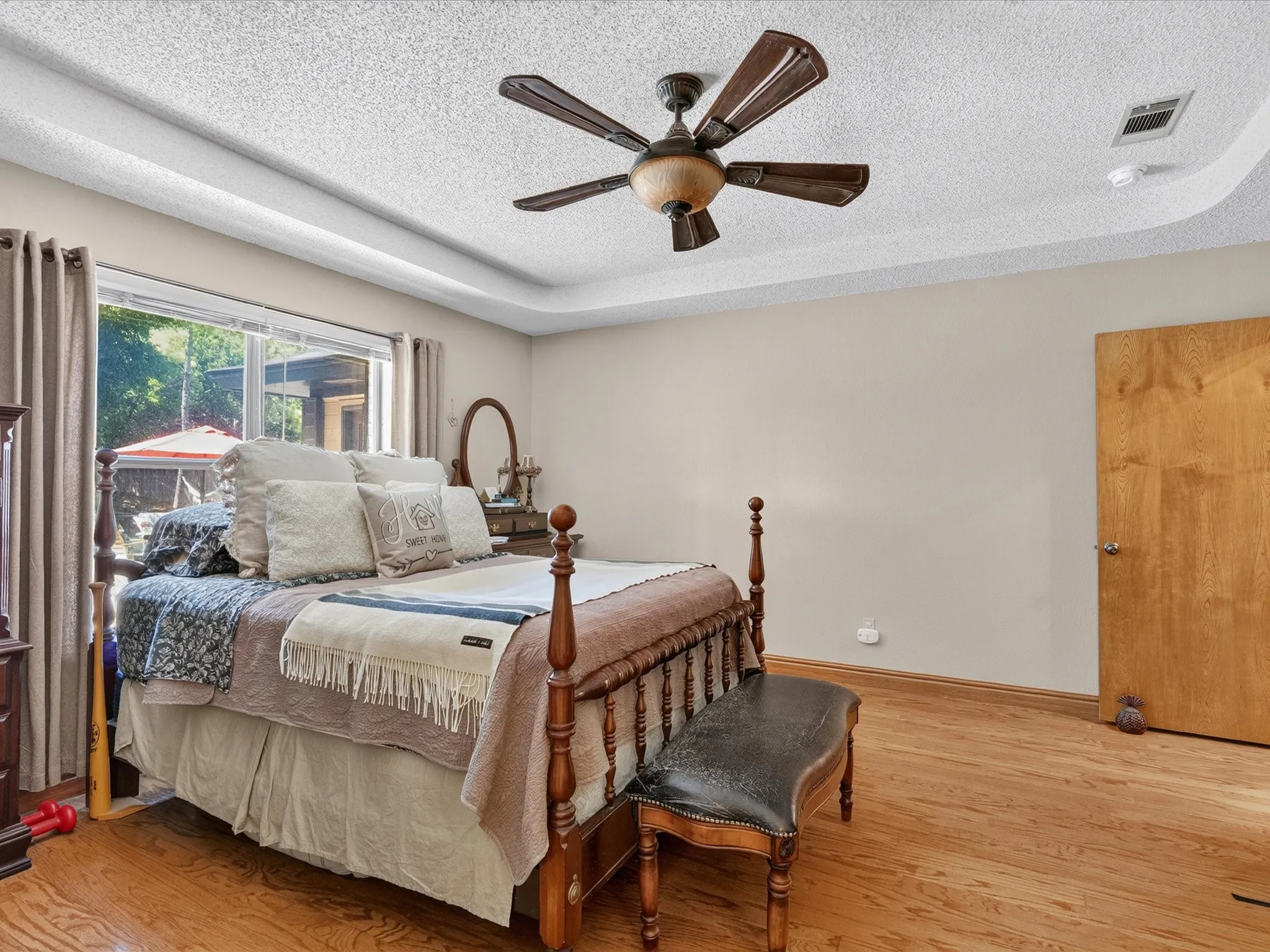 Single Family Residence For Sale in Tarrant County , 2501 New Haven Court, Bedford, Texas 76022, 3 Bedroom, 2 Bathroom, 2 Garage spaces, 1,812 Sqft, built in 1982, mls#21354643, Real Estate Agent in Bedford, Homes For Sale in Tarrant county, Homes For Sale in Bedford, Realtor in Bedford Texas, Real Estate Brokerage Independent Realty Texas, Luminita Cordes Realtor