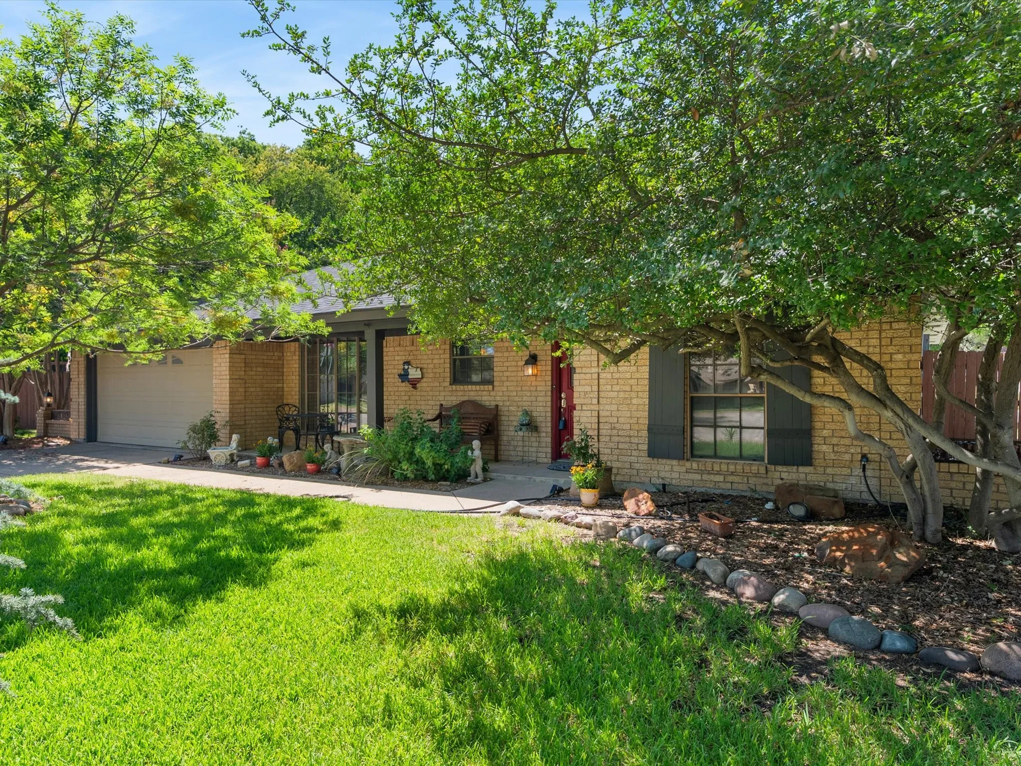 Single Family Residence For Sale in Tarrant County , 2501 New Haven Court, Bedford, Texas 76022, 3 Bedroom, 2 Bathroom, 2 Garage spaces, 1,812 Sqft, built in 1982, mls#21354643, Real Estate Agent in Bedford, Homes For Sale in Tarrant county, Homes For Sale in Bedford, Realtor in Bedford Texas, Real Estate Brokerage Independent Realty Texas, Luminita Cordes Realtor