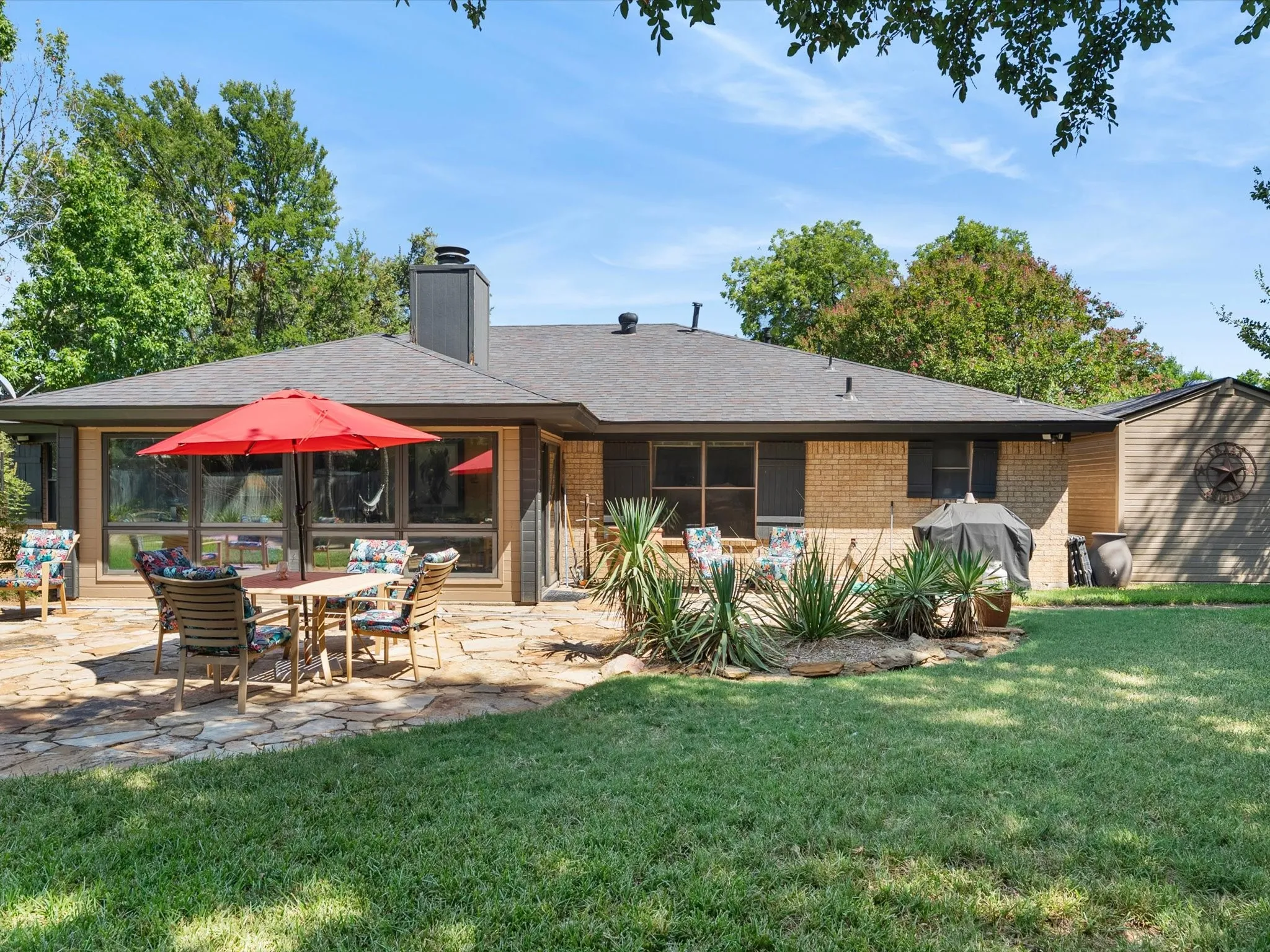 Single Family Residence For Sale in Tarrant County , 2501 New Haven Court, Bedford, Texas 76022, 3 Bedroom, 2 Bathroom, 2 Garage spaces, 1,812 Sqft, built in 1982, mls#21354643, Real Estate Agent in Bedford, Homes For Sale in Tarrant county, Homes For Sale in Bedford, Realtor in Bedford Texas, Real Estate Brokerage Independent Realty Texas, Luminita Cordes Realtor