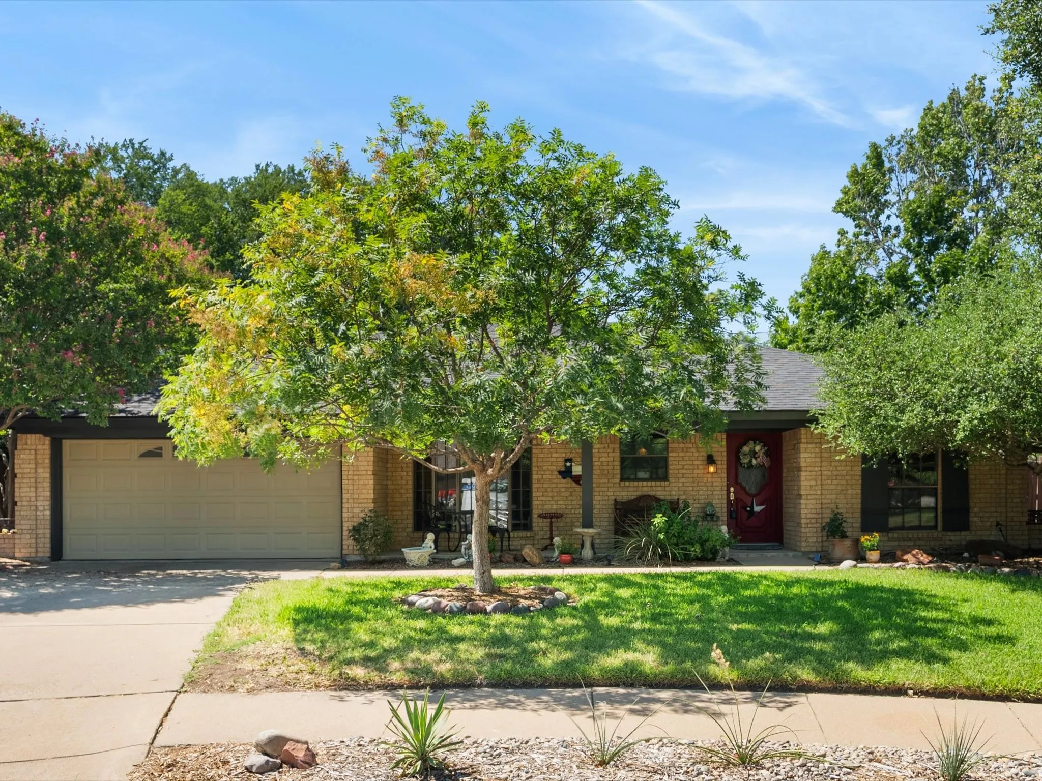 Single Family Residence For Sale in Tarrant County , 2501 New Haven Court, Bedford, Texas 76022, 3 Bedroom, 2 Bathroom, 2 Garage spaces, 1,812 Sqft, built in 1982, mls#21354643, Real Estate Agent in Bedford, Homes For Sale in Tarrant county, Homes For Sale in Bedford, Realtor in Bedford Texas, Real Estate Brokerage Independent Realty Texas, Luminita Cordes Realtor