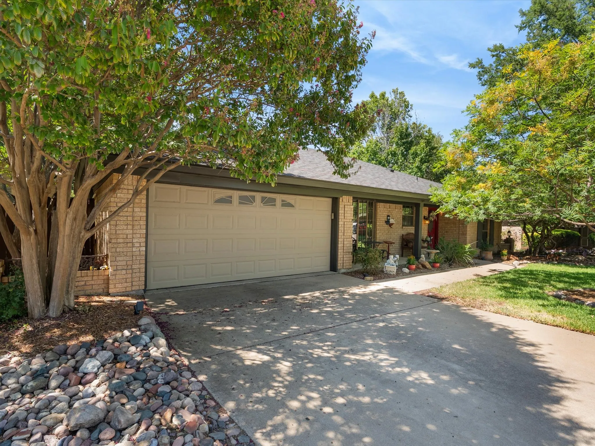 Single Family Residence For Sale in Tarrant County , 2501 New Haven Court, Bedford, Texas 76022, 3 Bedroom, 2 Bathroom, 2 Garage spaces, 1,812 Sqft, built in 1982, mls#21354643, Real Estate Agent in Bedford, Homes For Sale in Tarrant county, Homes For Sale in Bedford, Realtor in Bedford Texas, Real Estate Brokerage Independent Realty Texas, Luminita Cordes Realtor