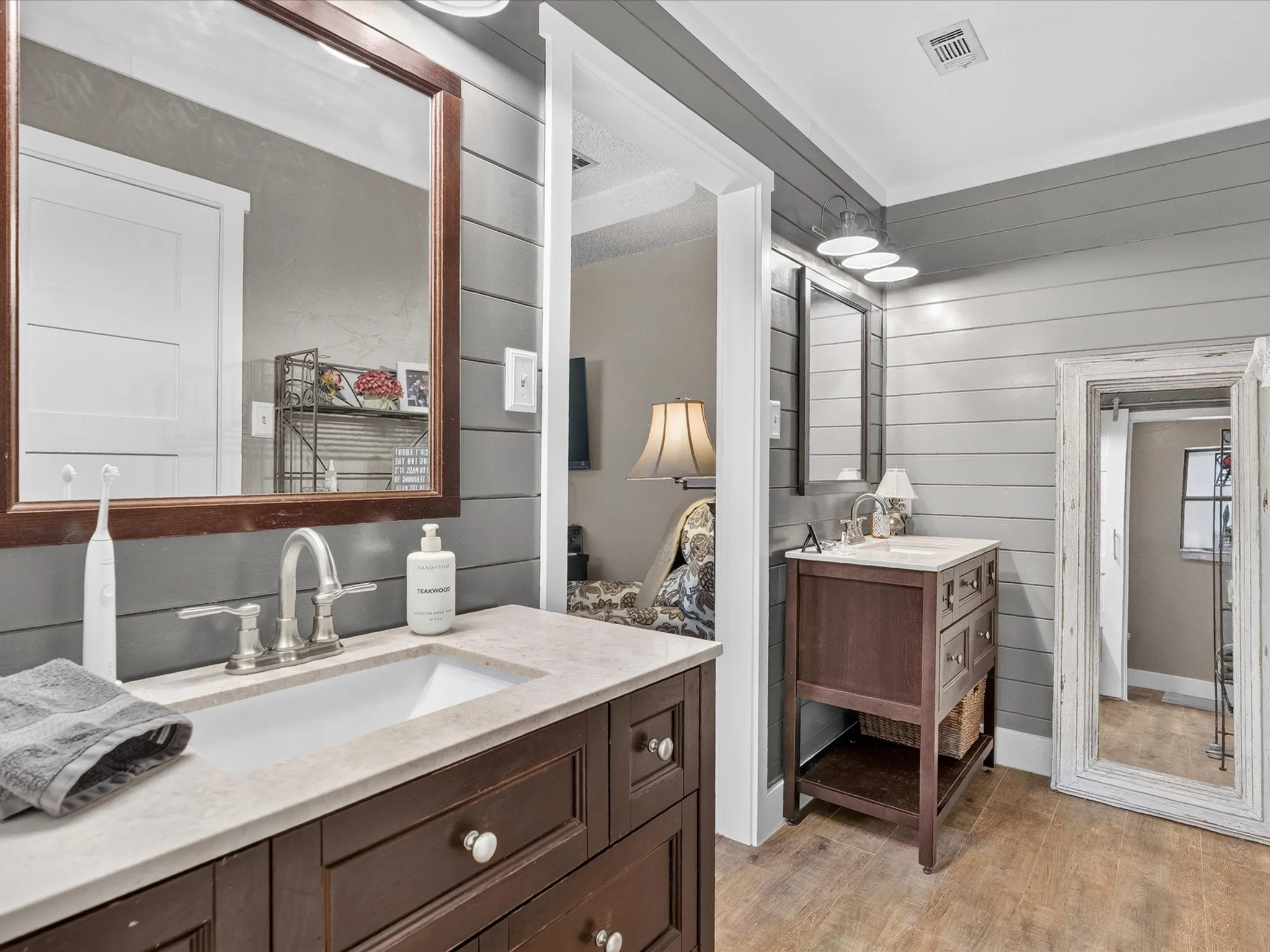 Single Family Residence For Sale in Tarrant County , 2501 New Haven Court, Bedford, Texas 76022, 3 Bedroom, 2 Bathroom, 2 Garage spaces, 1,812 Sqft, built in 1982, mls#21354643, Real Estate Agent in Bedford, Homes For Sale in Tarrant county, Homes For Sale in Bedford, Realtor in Bedford Texas, Real Estate Brokerage Independent Realty Texas, Luminita Cordes Realtor