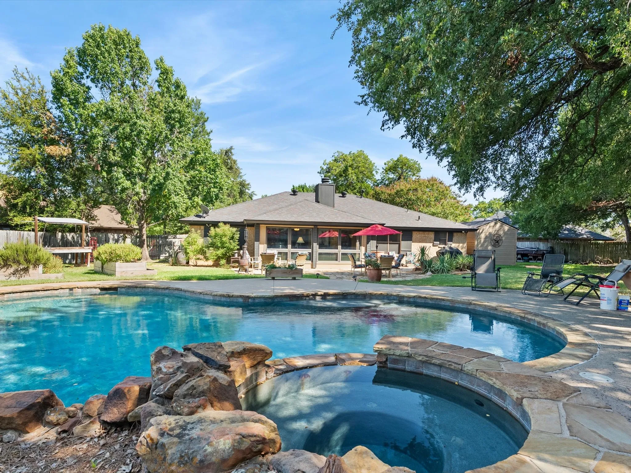 Single Family Residence For Sale in Tarrant County , 2501 New Haven Court, Bedford, Texas 76022, 3 Bedroom, 2 Bathroom, 2 Garage spaces, 1,812 Sqft, built in 1982, mls#21354643, Real Estate Agent in Bedford, Homes For Sale in Tarrant county, Homes For Sale in Bedford, Realtor in Bedford Texas, Real Estate Brokerage Independent Realty Texas, Luminita Cordes Realtor