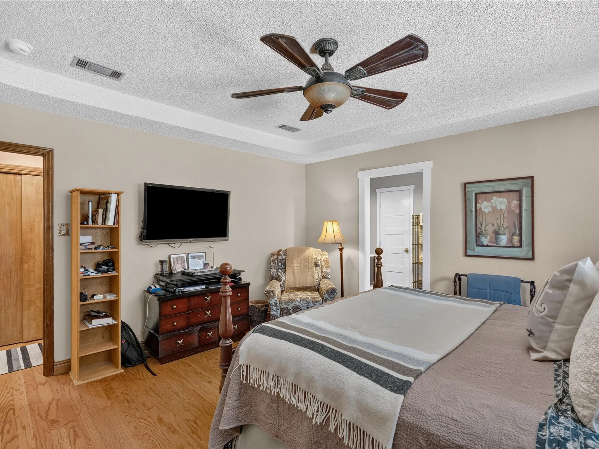 Single Family Residence For Sale in Tarrant County , 2501 New Haven Court, Bedford, Texas 76022, 3 Bedroom, 2 Bathroom, 2 Garage spaces, 1,812 Sqft, built in 1982, mls#21354643, Real Estate Agent in Bedford, Homes For Sale in Tarrant county, Homes For Sale in Bedford, Realtor in Bedford Texas, Real Estate Brokerage Independent Realty Texas, Luminita Cordes Realtor