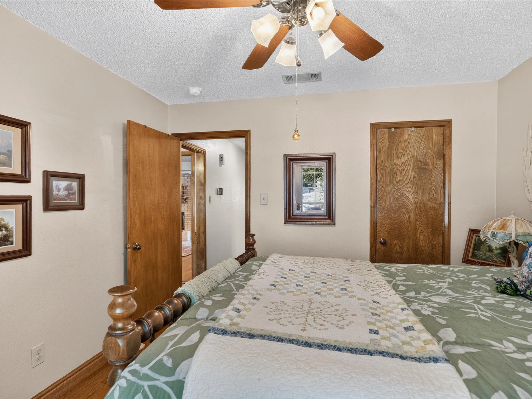 Single Family Residence For Sale in Tarrant County , 2501 New Haven Court, Bedford, Texas 76022, 3 Bedroom, 2 Bathroom, 2 Garage spaces, 1,812 Sqft, built in 1982, mls#21354643, Real Estate Agent in Bedford, Homes For Sale in Tarrant county, Homes For Sale in Bedford, Realtor in Bedford Texas, Real Estate Brokerage Independent Realty Texas, Luminita Cordes Realtor