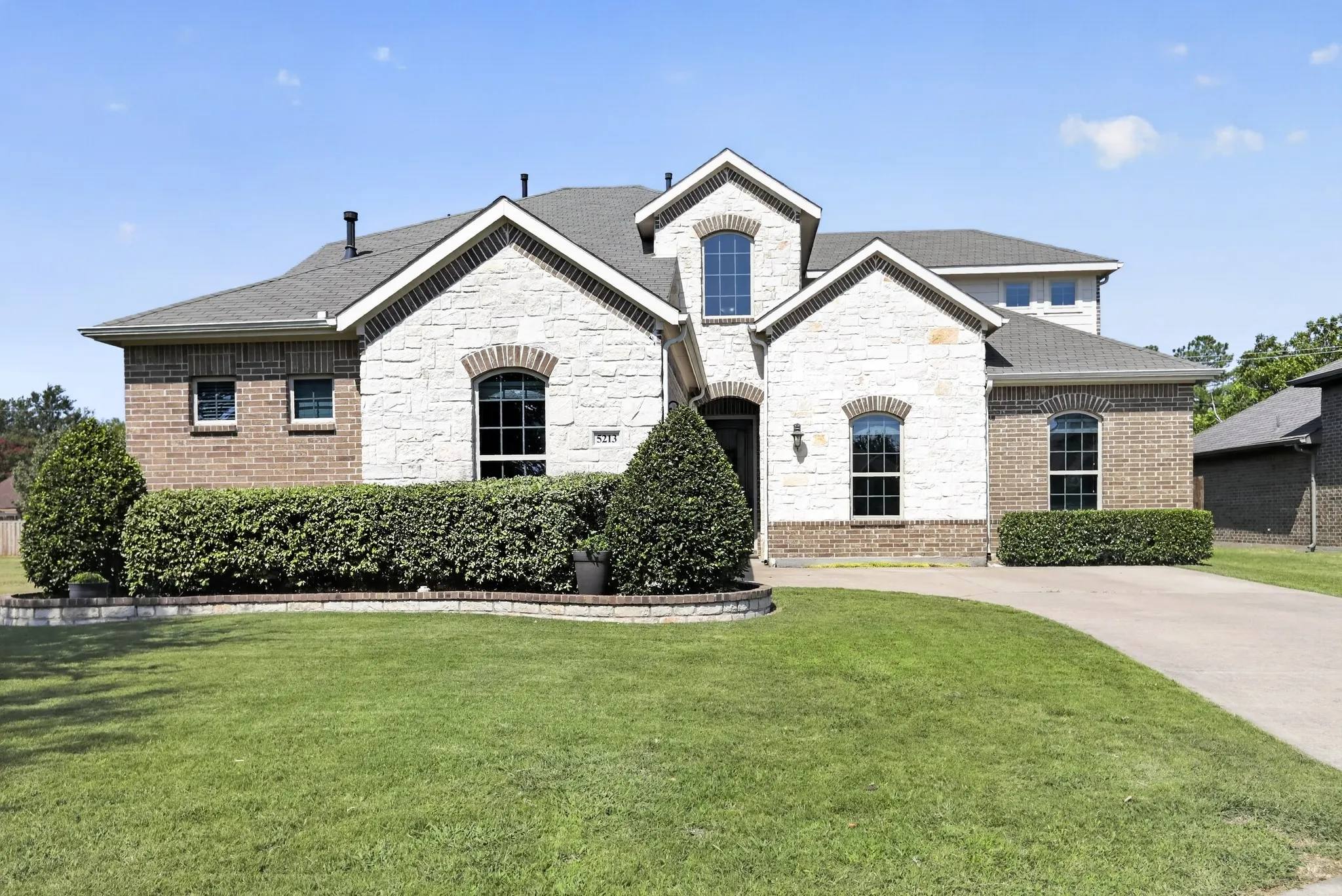 Single Family Residence For Sale in Rockwall County , 5213 Falcon Ridge Court, Rowlett, Texas 75088, 5 Bedroom, 3 Bathroom, 2 Garage spaces, 3,263 Sqft, built in 2012, mls#21355931, Real Estate Agent in Rowlett, Homes For Sale in Rockwall county, Homes For Sale in Rowlett, Realtor in Rowlett Texas, Real Estate Brokerage Independent Realty Texas, Luminita Cordes Realtor