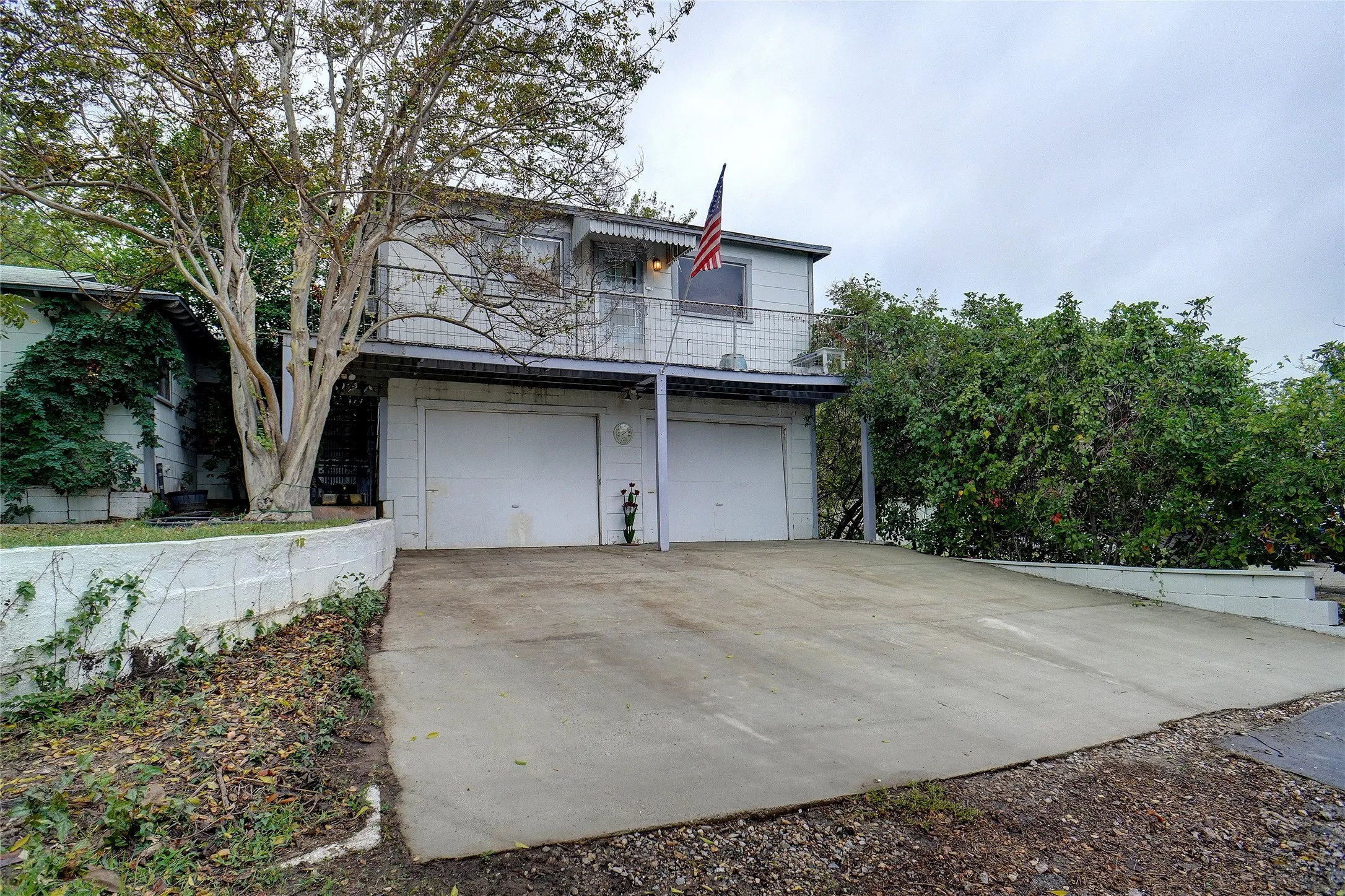 Apartment For Sale in Tarrant County , 1000 Southeast Parkway, Azle, Texas 76020, 2 Bedroom, 2 Bathroom, 2 Garage spaces, 1,716 Sqft, built in 1960, Price $315,000, mls#21358339, Real Estate Agent in Azle, Homes For Sale in Tarrant county, Homes For Sale in Azle, Realtor in Azle Texas, Real Estate Brokerage Independent Realty Texas, Luminita Cordes Realtor