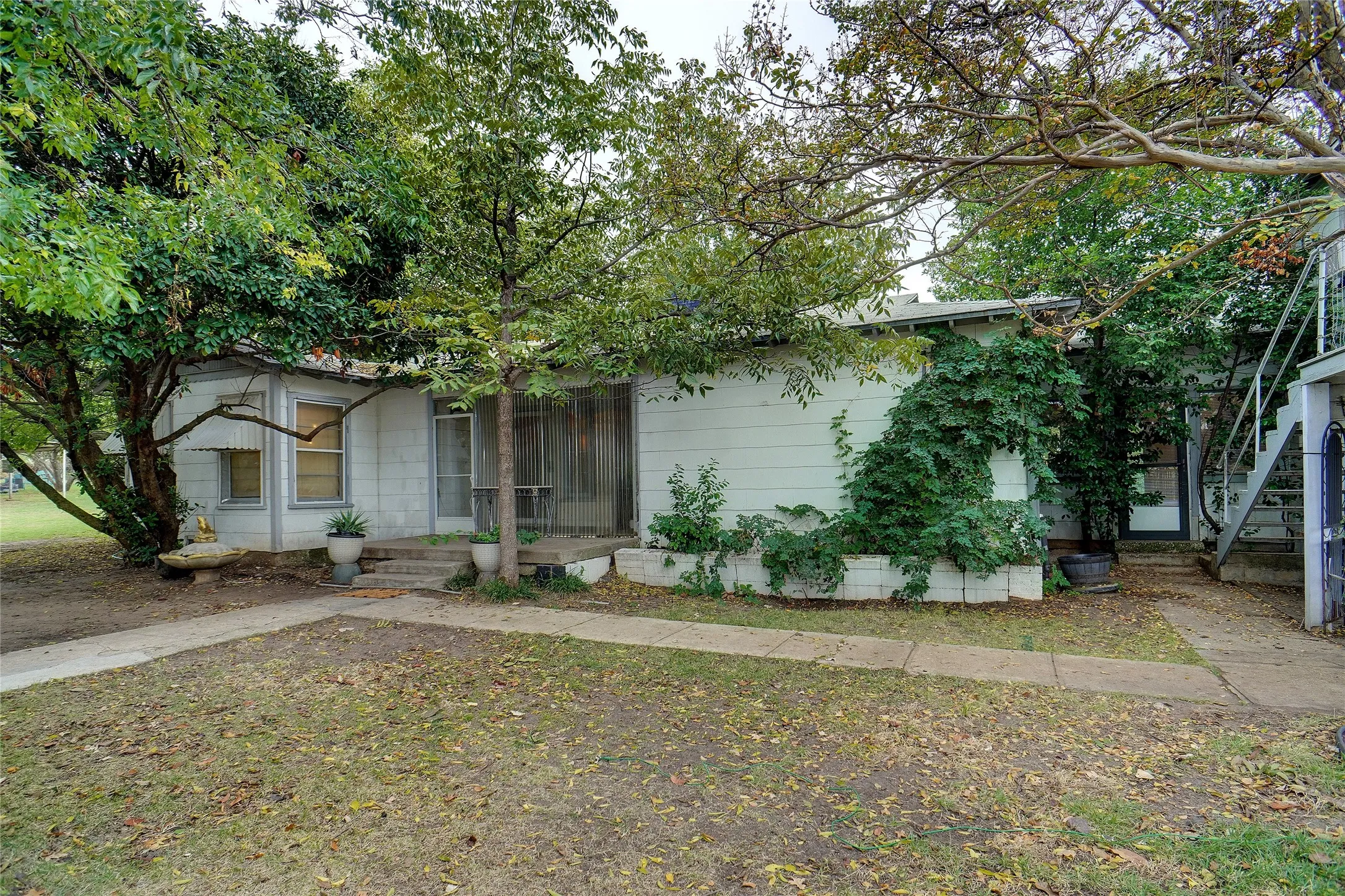 Apartment For Sale in Tarrant County , 1000 Southeast Parkway, Azle, Texas 76020, 2 Bedroom, 2 Bathroom, 2 Garage spaces, 1,716 Sqft, built in 1960, Price $315,000, mls#21358339, Real Estate Agent in Azle, Homes For Sale in Tarrant county, Homes For Sale in Azle, Realtor in Azle Texas, Real Estate Brokerage Independent Realty Texas, Luminita Cordes Realtor