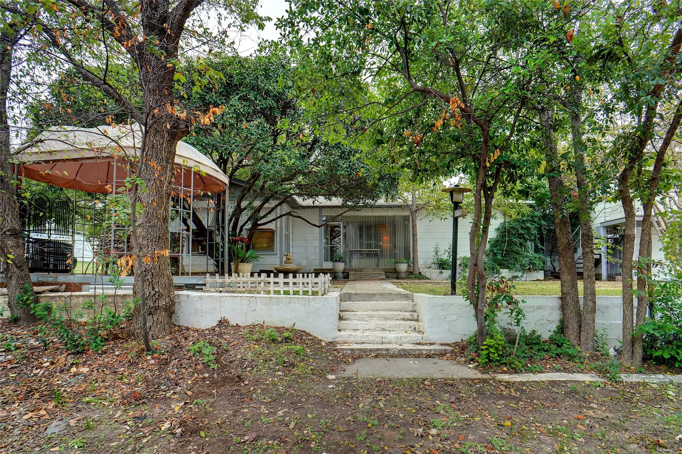 Apartment For Sale in Tarrant County , 1000 Southeast Parkway, Azle, Texas 76020, 2 Bedroom, 2 Bathroom, 2 Garage spaces, 1,716 Sqft, built in 1960, Price $315,000, mls#21358339, Real Estate Agent in Azle, Homes For Sale in Tarrant county, Homes For Sale in Azle, Realtor in Azle Texas, Real Estate Brokerage Independent Realty Texas, Luminita Cordes Realtor