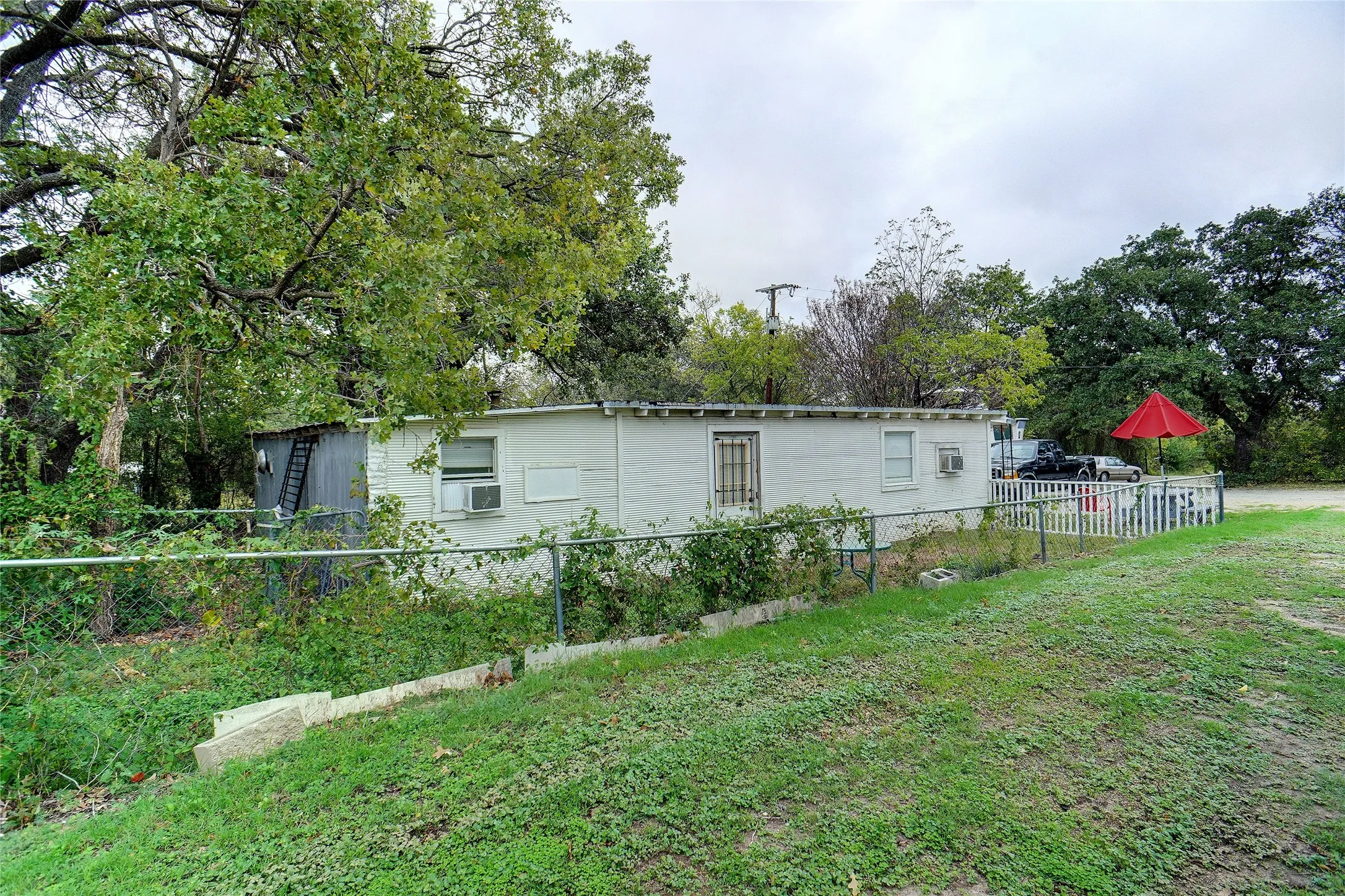 Apartment For Sale in Tarrant County , 1000 Southeast Parkway, Azle, Texas 76020, 2 Bedroom, 2 Bathroom, 2 Garage spaces, 1,716 Sqft, built in 1960, Price $315,000, mls#21358339, Real Estate Agent in Azle, Homes For Sale in Tarrant county, Homes For Sale in Azle, Realtor in Azle Texas, Real Estate Brokerage Independent Realty Texas, Luminita Cordes Realtor
