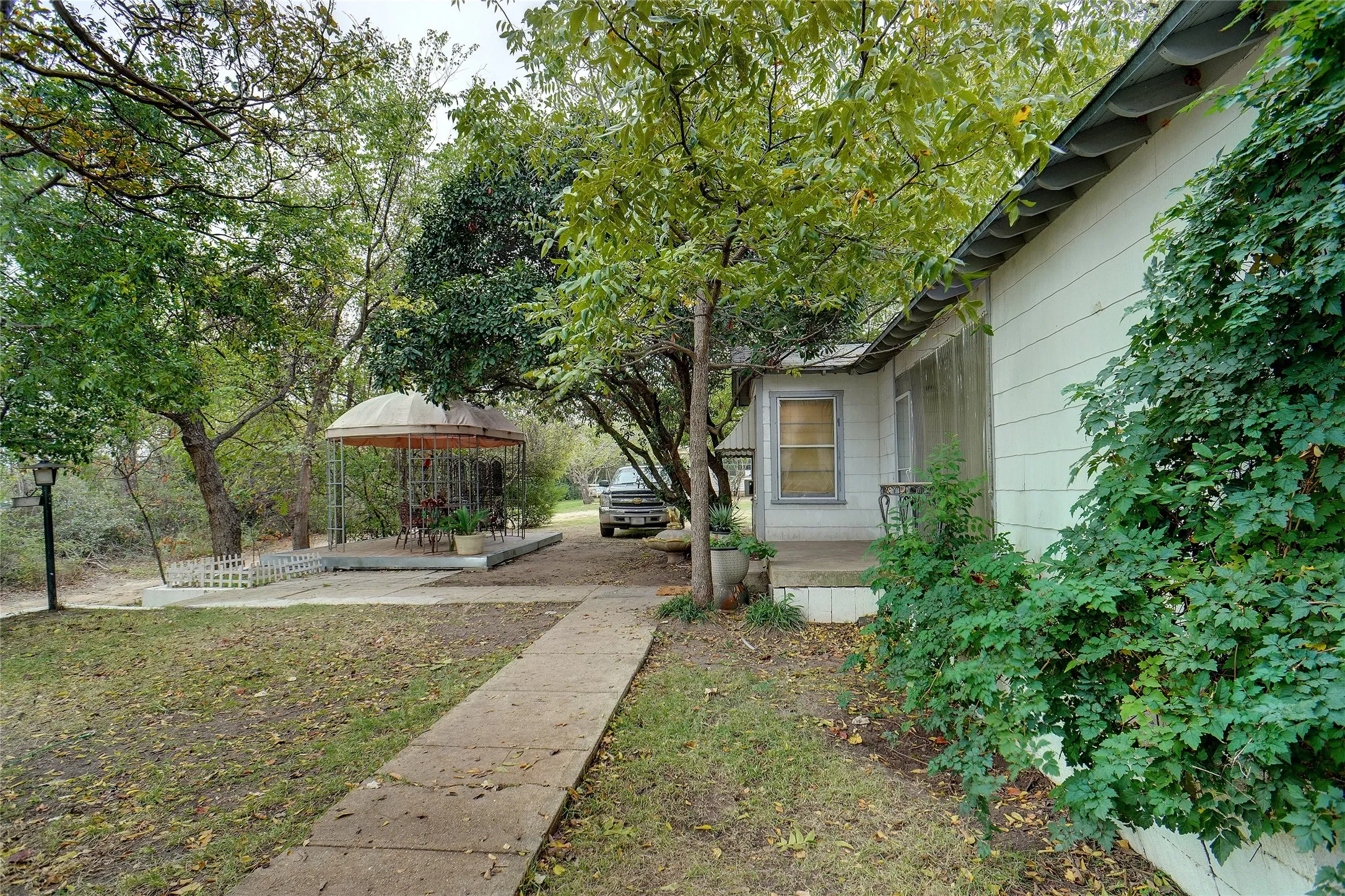 Apartment For Sale in Tarrant County , 1000 Southeast Parkway, Azle, Texas 76020, 2 Bedroom, 2 Bathroom, 2 Garage spaces, 1,716 Sqft, built in 1960, Price $315,000, mls#21358339, Real Estate Agent in Azle, Homes For Sale in Tarrant county, Homes For Sale in Azle, Realtor in Azle Texas, Real Estate Brokerage Independent Realty Texas, Luminita Cordes Realtor