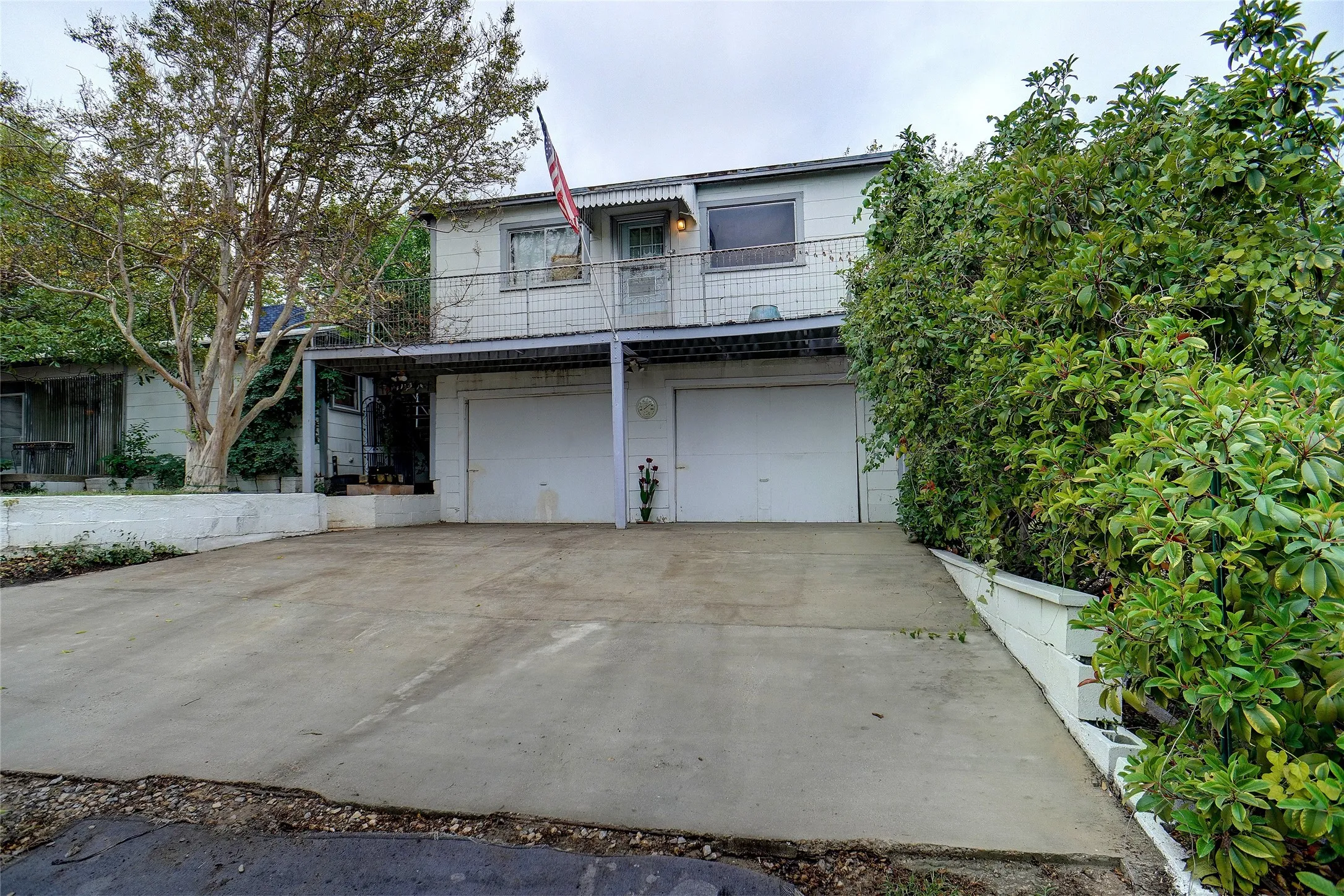 Apartment For Sale in Tarrant County , 1000 Southeast Parkway, Azle, Texas 76020, 2 Bedroom, 2 Bathroom, 2 Garage spaces, 1,716 Sqft, built in 1960, Price $315,000, mls#21358339, Real Estate Agent in Azle, Homes For Sale in Tarrant county, Homes For Sale in Azle, Realtor in Azle Texas, Real Estate Brokerage Independent Realty Texas, Luminita Cordes Realtor