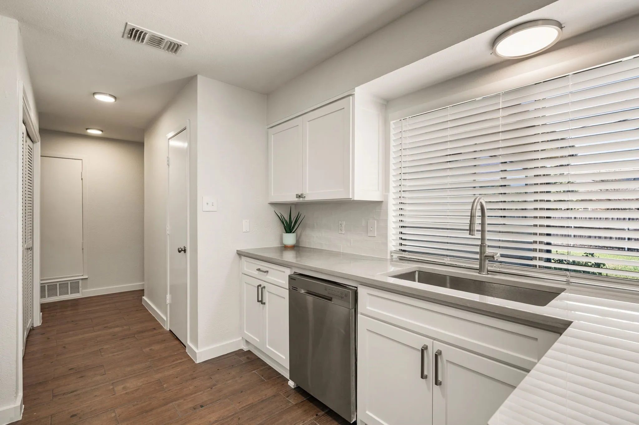 Single Family Residence For Rent in Denton County , 5424 Gregory Drive, Flower Mound, Texas 75028, 3 Bedroom, 2 Bathroom, 2 Garage spaces, 1,668 Sqft, built in 1984, mls#21358396, Real Estate Agent in Flower Mound, Homes For Rent in Denton county, Homes For Rent in Flower Mound, Realtor in Flower Mound Texas, Real Estate Brokerage Independent Realty Texas, Luminita Cordes Realtor