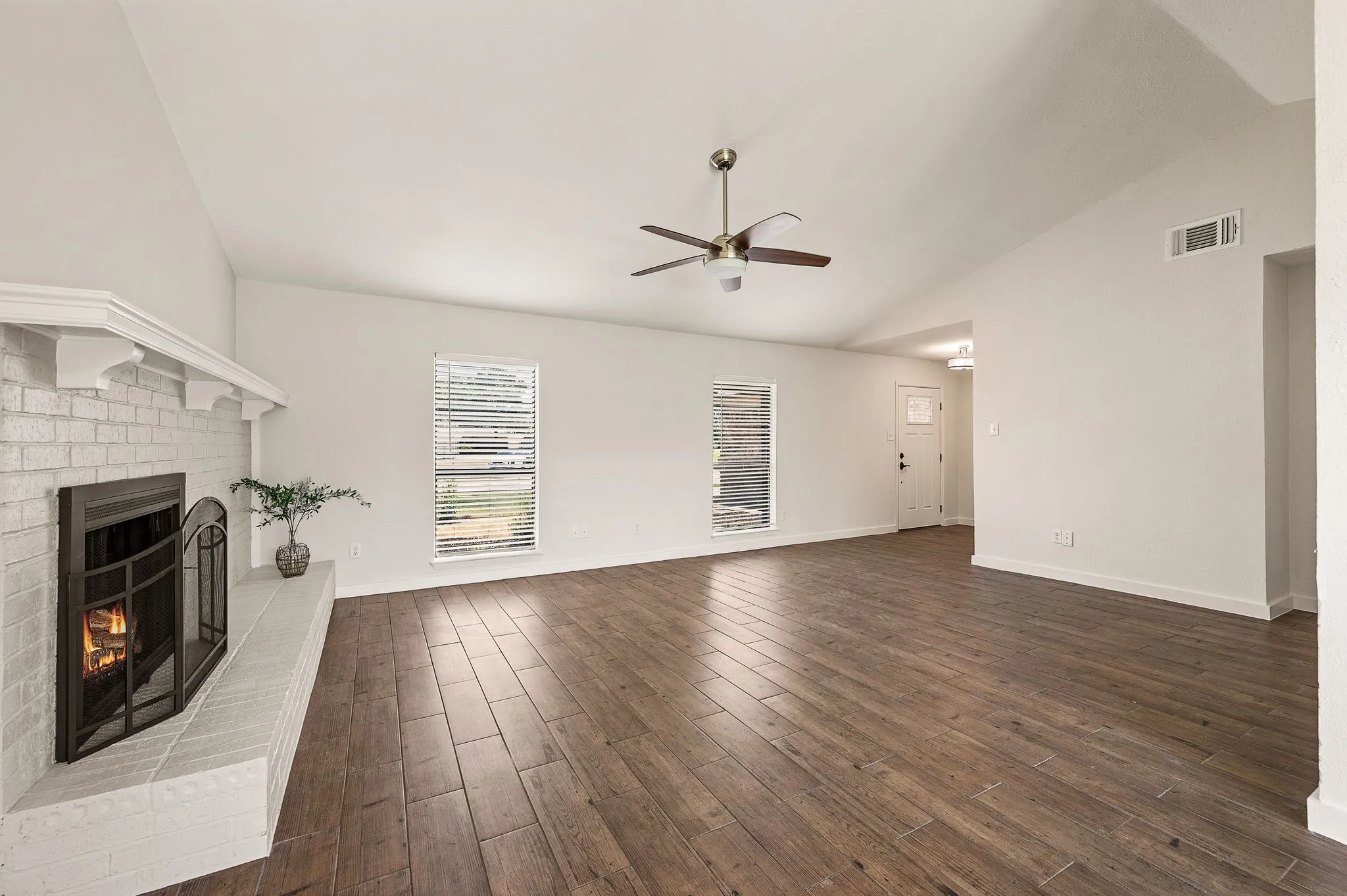 Single Family Residence For Rent in Denton County , 5424 Gregory Drive, Flower Mound, Texas 75028, 3 Bedroom, 2 Bathroom, 2 Garage spaces, 1,668 Sqft, built in 1984, mls#21358396, Real Estate Agent in Flower Mound, Homes For Rent in Denton county, Homes For Rent in Flower Mound, Realtor in Flower Mound Texas, Real Estate Brokerage Independent Realty Texas, Luminita Cordes Realtor