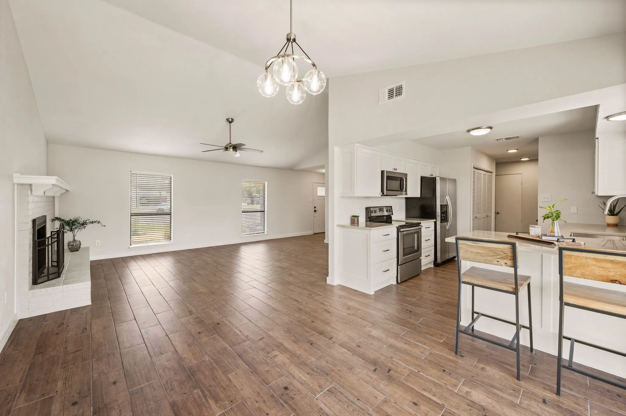 Single Family Residence For Rent in Denton County , 5424 Gregory Drive, Flower Mound, Texas 75028, 3 Bedroom, 2 Bathroom, 2 Garage spaces, 1,668 Sqft, built in 1984, mls#21358396, Real Estate Agent in Flower Mound, Homes For Rent in Denton county, Homes For Rent in Flower Mound, Realtor in Flower Mound Texas, Real Estate Brokerage Independent Realty Texas, Luminita Cordes Realtor