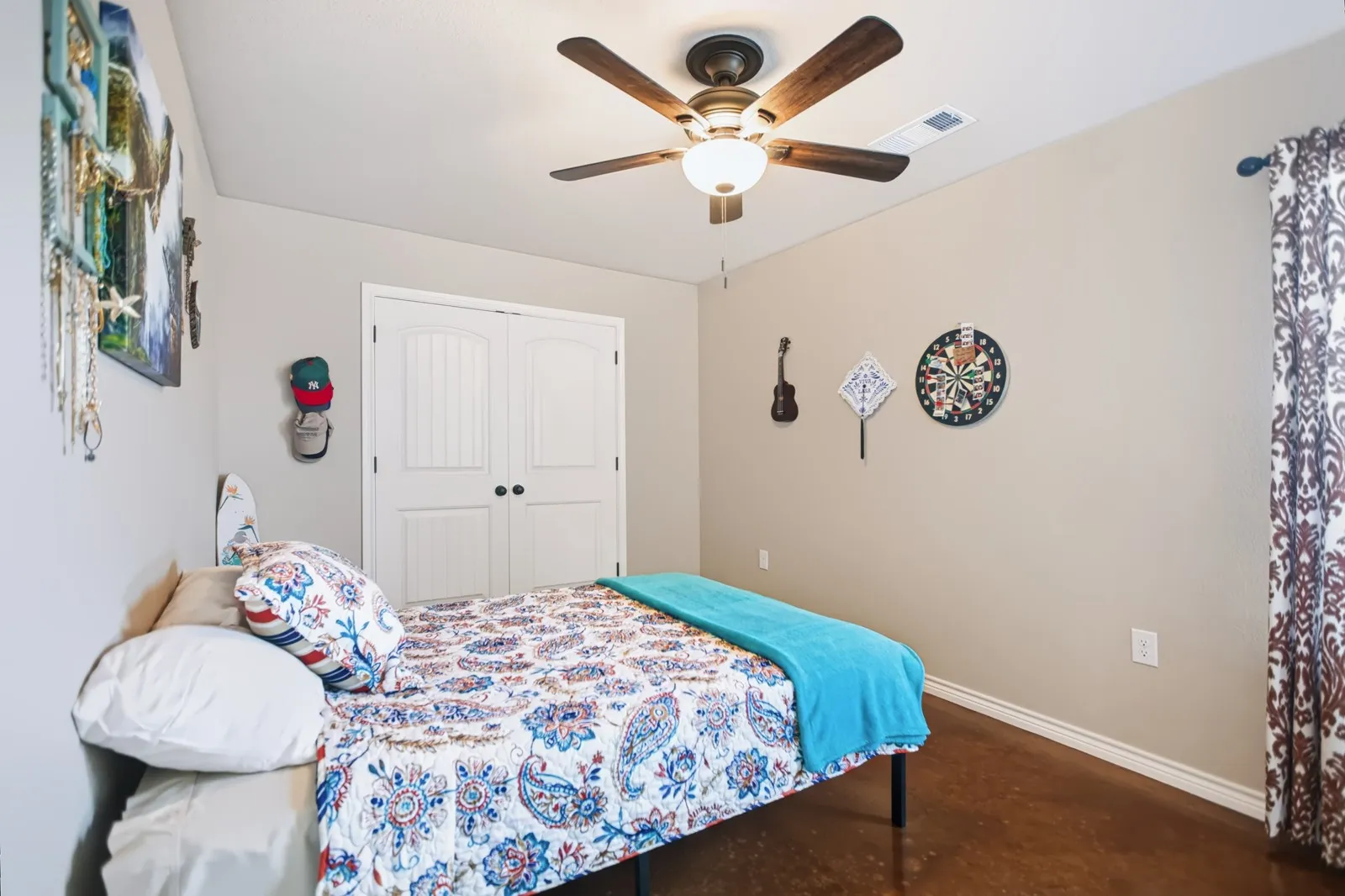 Guest Room 3
Ceiling fan with integrated lighting