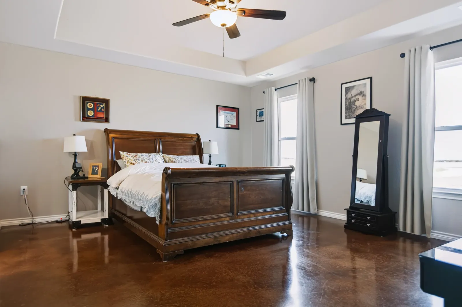 Tray ceiling with a ceiling fan