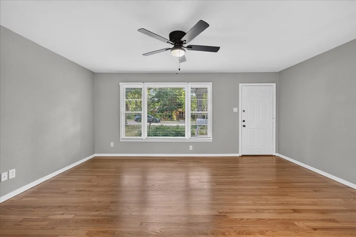 Single Family Residence For Sale in Dallas County , 7433 Vallejo Drive, Dallas, Texas 75227, 3 Bedroom, 2 Bathroom, 2 Garage spaces, 1,396 Sqft, built in 1954, mls#21356199, Real Estate Agent in Dallas, Homes For Sale in Dallas county, Homes For Sale in Dallas, Realtor in Dallas Texas, Real Estate Brokerage Independent Realty Texas, Luminita Cordes Realtor