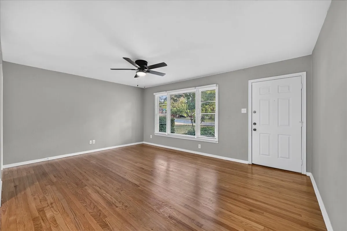 Single Family Residence For Sale in Dallas County , 7433 Vallejo Drive, Dallas, Texas 75227, 3 Bedroom, 2 Bathroom, 2 Garage spaces, 1,396 Sqft, built in 1954, mls#21356199, Real Estate Agent in Dallas, Homes For Sale in Dallas county, Homes For Sale in Dallas, Realtor in Dallas Texas, Real Estate Brokerage Independent Realty Texas, Luminita Cordes Realtor